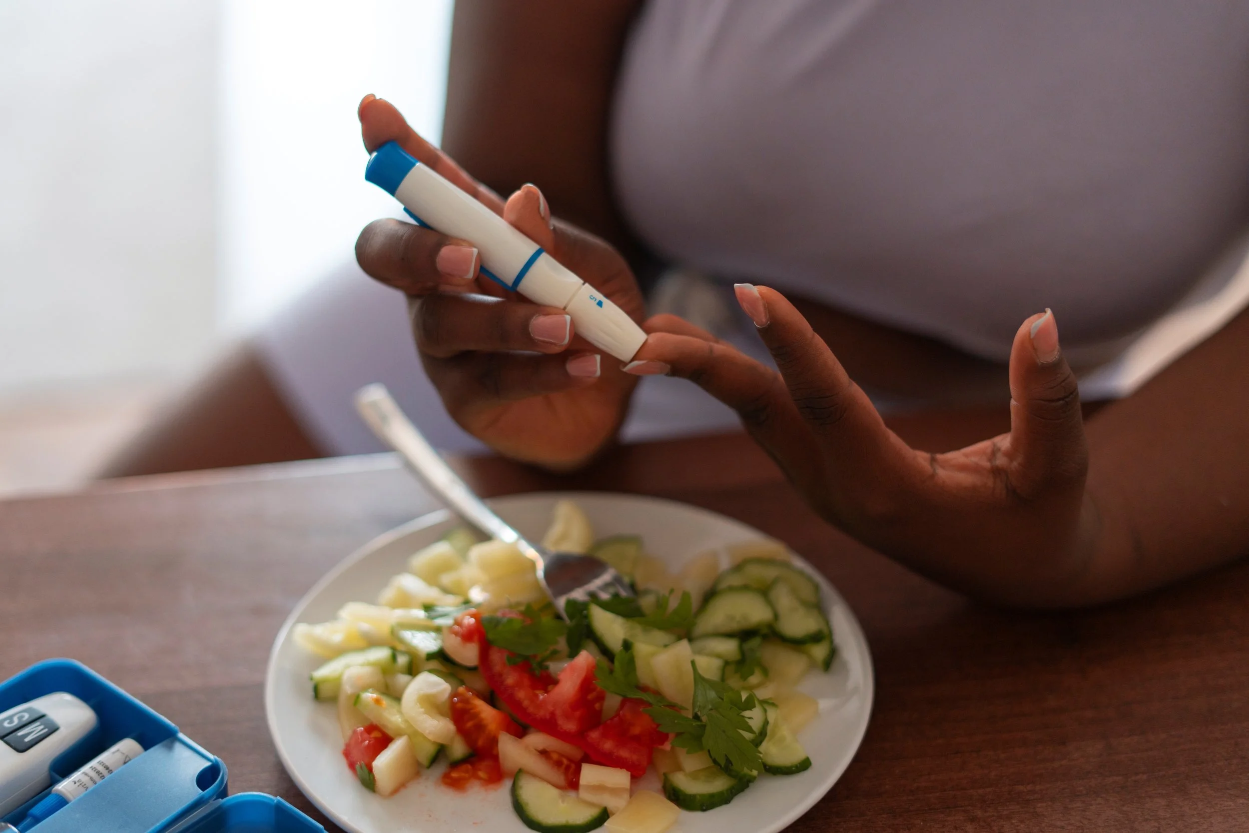 Photo d'une femme qui mesure sa glycémie avant repas, diabétique, taux d'insuline pour alimentation, illustration de l'accompagnement diététique des personnes diabétiques à Marseille et en visio