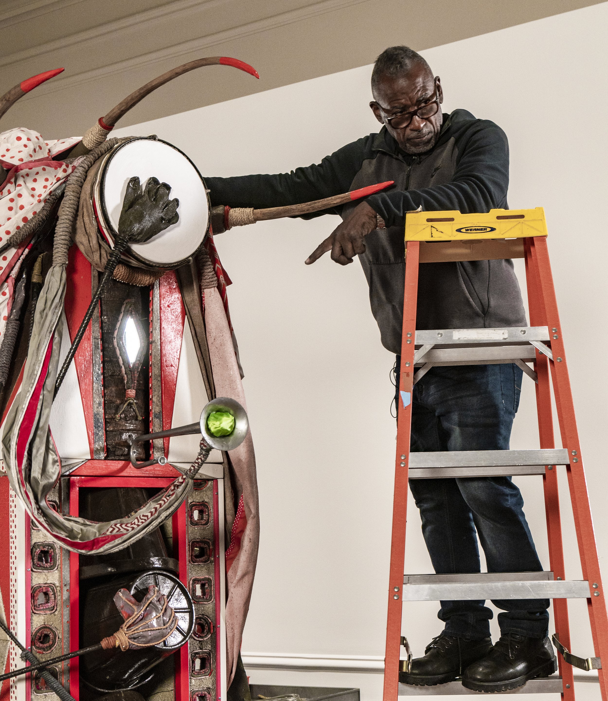 Daniel Lind Ramos installing "Power Figure"