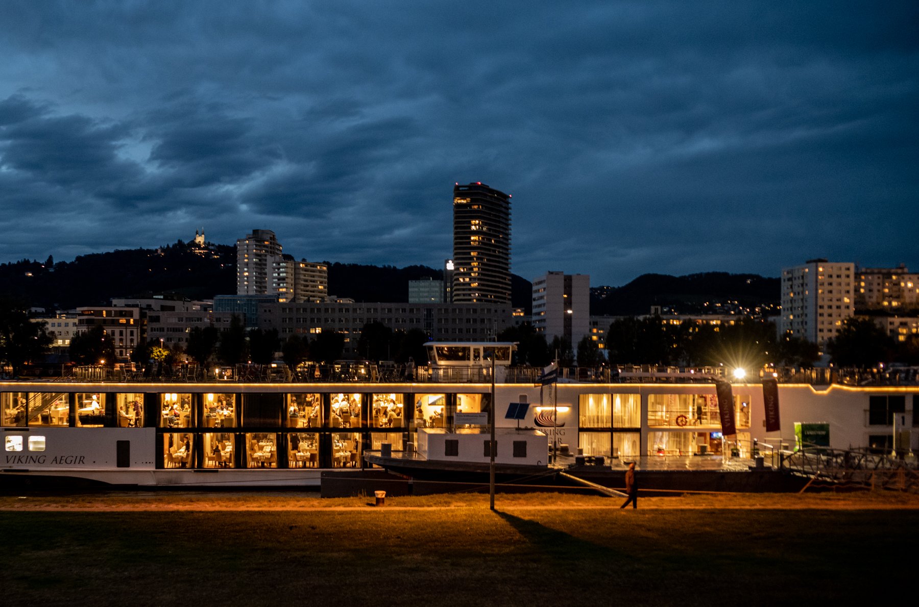 241008-L1000371-CRUISE SHIP IN LINZ.jpg