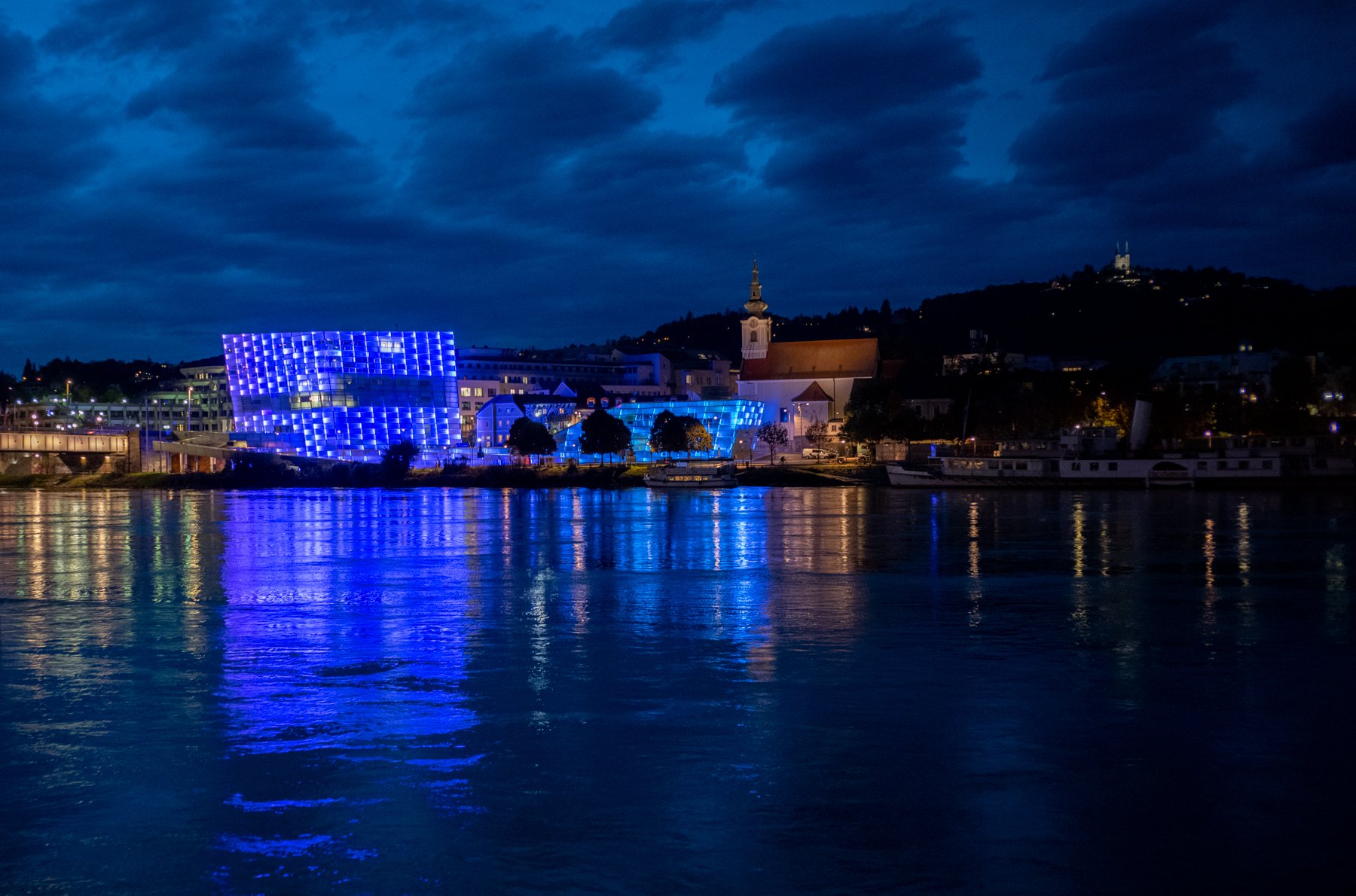 241008-L1000379-COLOURS ON THE DANUBE.jpg