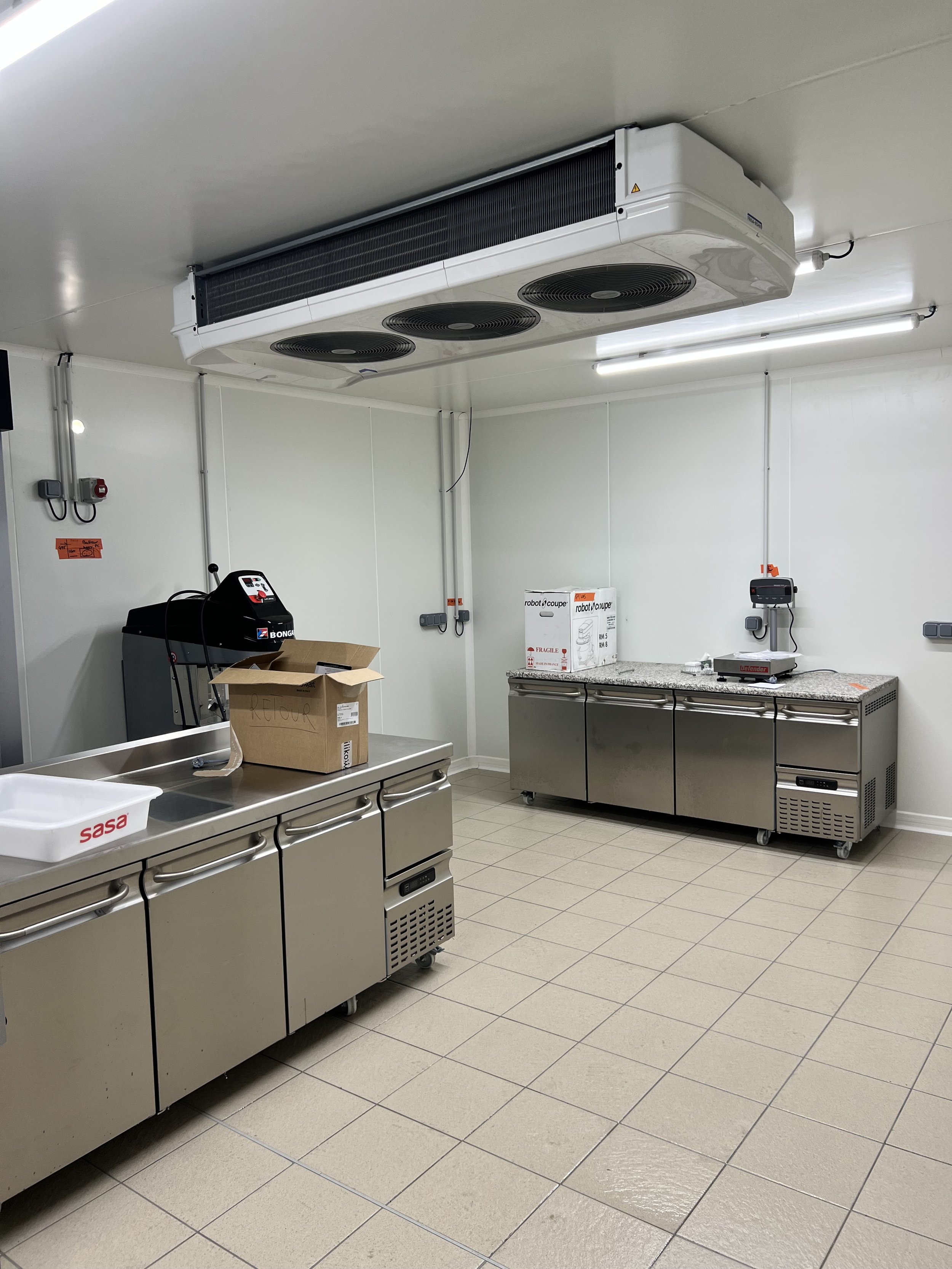 Conception et installation d’un environnement frigorifique professionnel destiné aux restaurants et commerces alimentaires, alliant performance énergétique, fiabilité et respect des normes d’hygiène.
