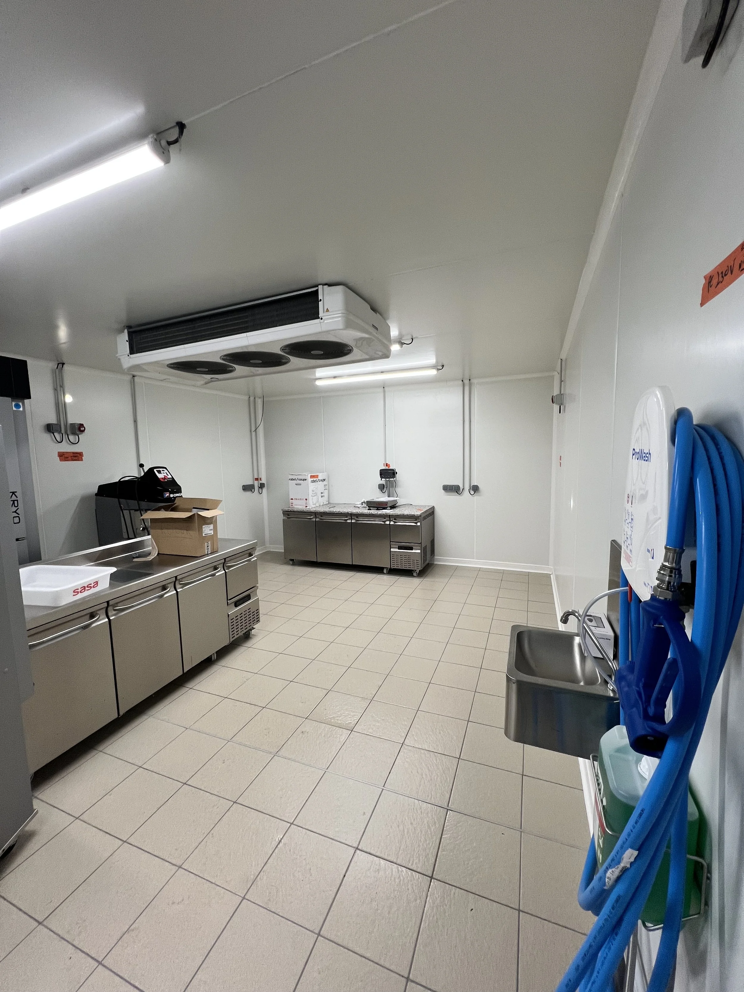 Aménagement d’une cuisine professionnelle avec installation d’équipements frigorifiques, raccordements techniques et finitions soignées. Une réalisation MS ECO TECH garantissant performance, fiabilité et respect des normes d’hygiène.