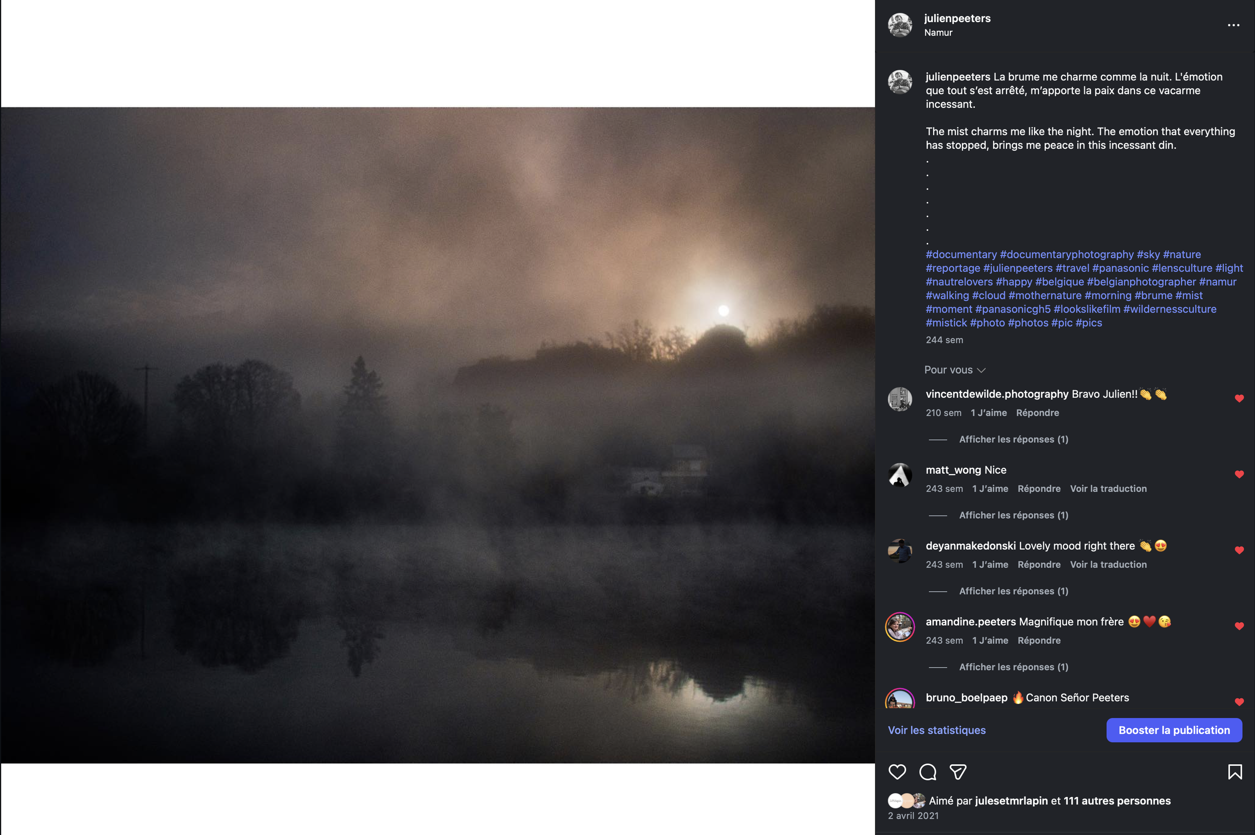 Une scène nocturne avec de la brume, une rivière calme, des arbres et une pleine lune mystérieuse dans le ciel