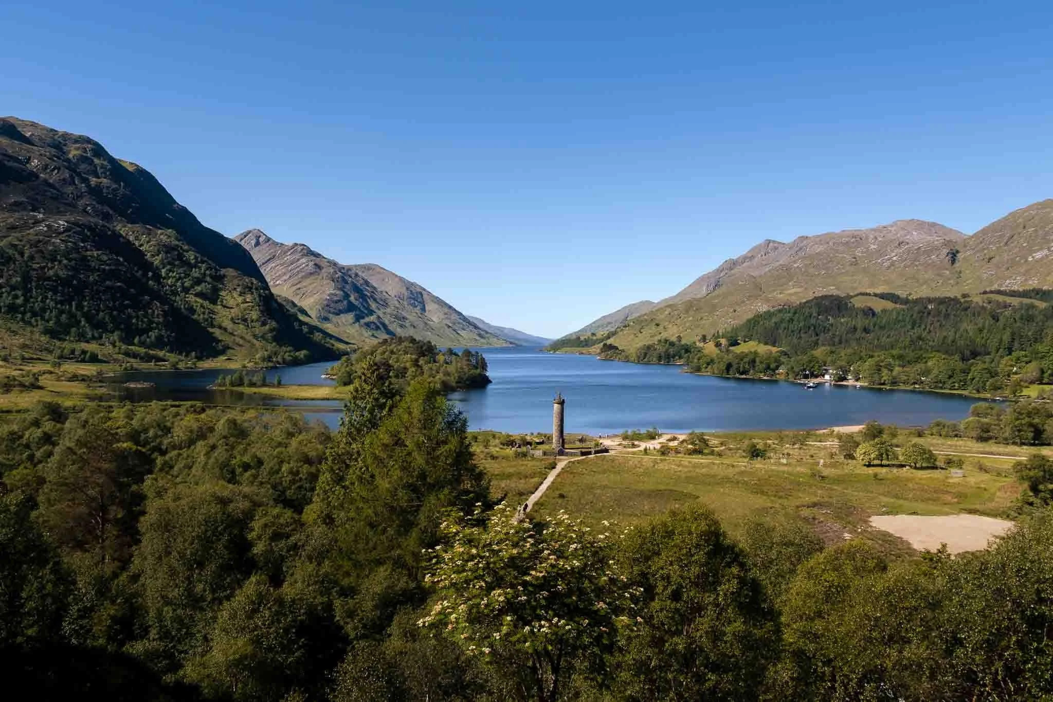 Patrimoine historique : Monument de Glenfinnan au bord du Loch Shiel.