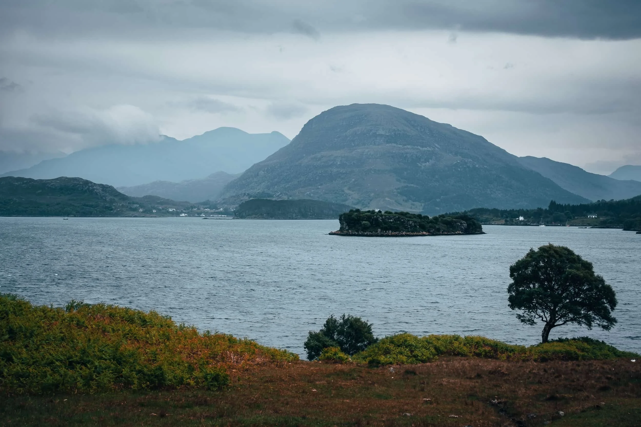 Îlot sauvage sur un loch écossais sous la brume - Photographie atmosphérique pour stratégie de contenu touristique