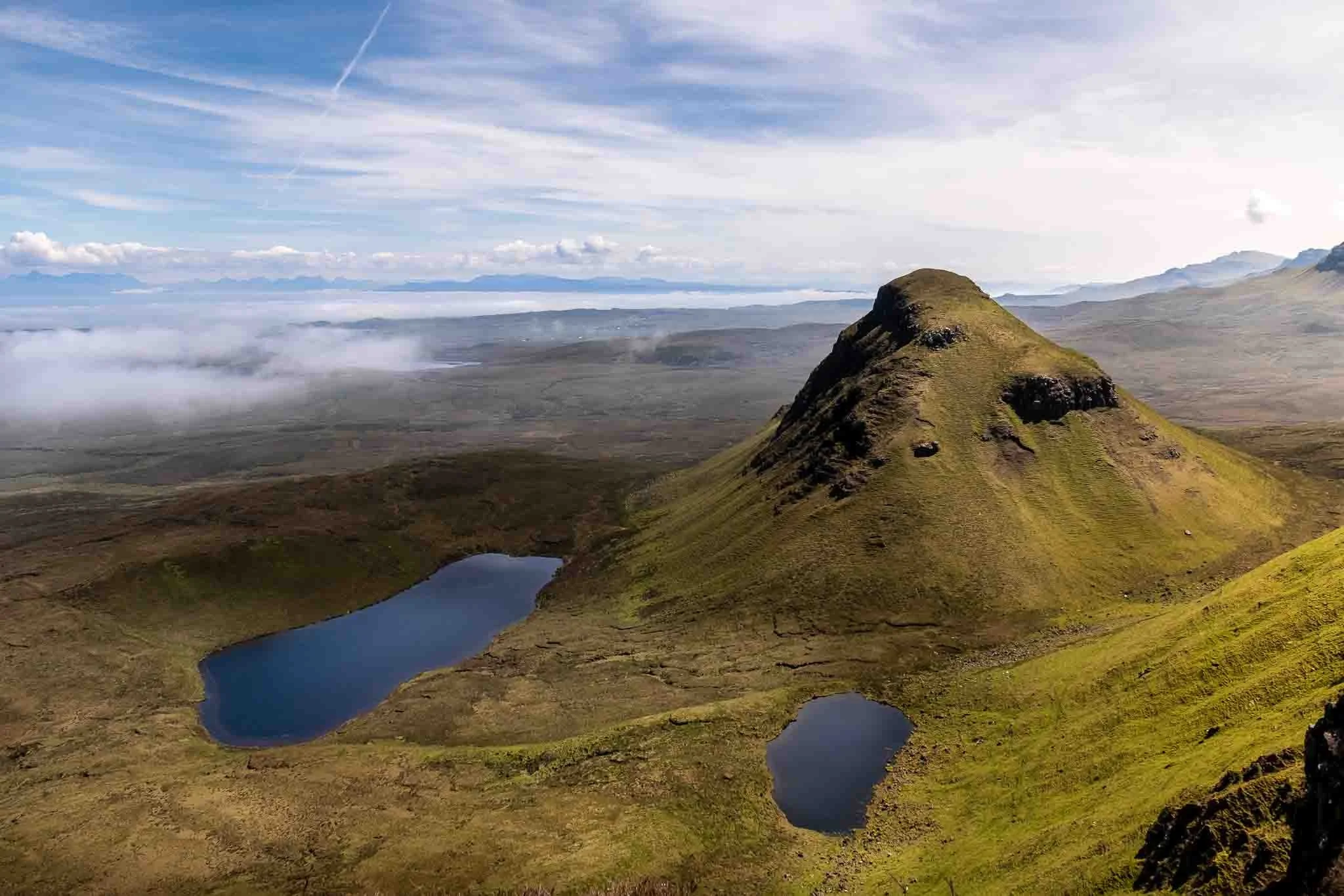 Panorama sur les lochans et reliefs du Quiraing, île de Skye - Photographe outdoor spécialisé dans les destinations nordiques.