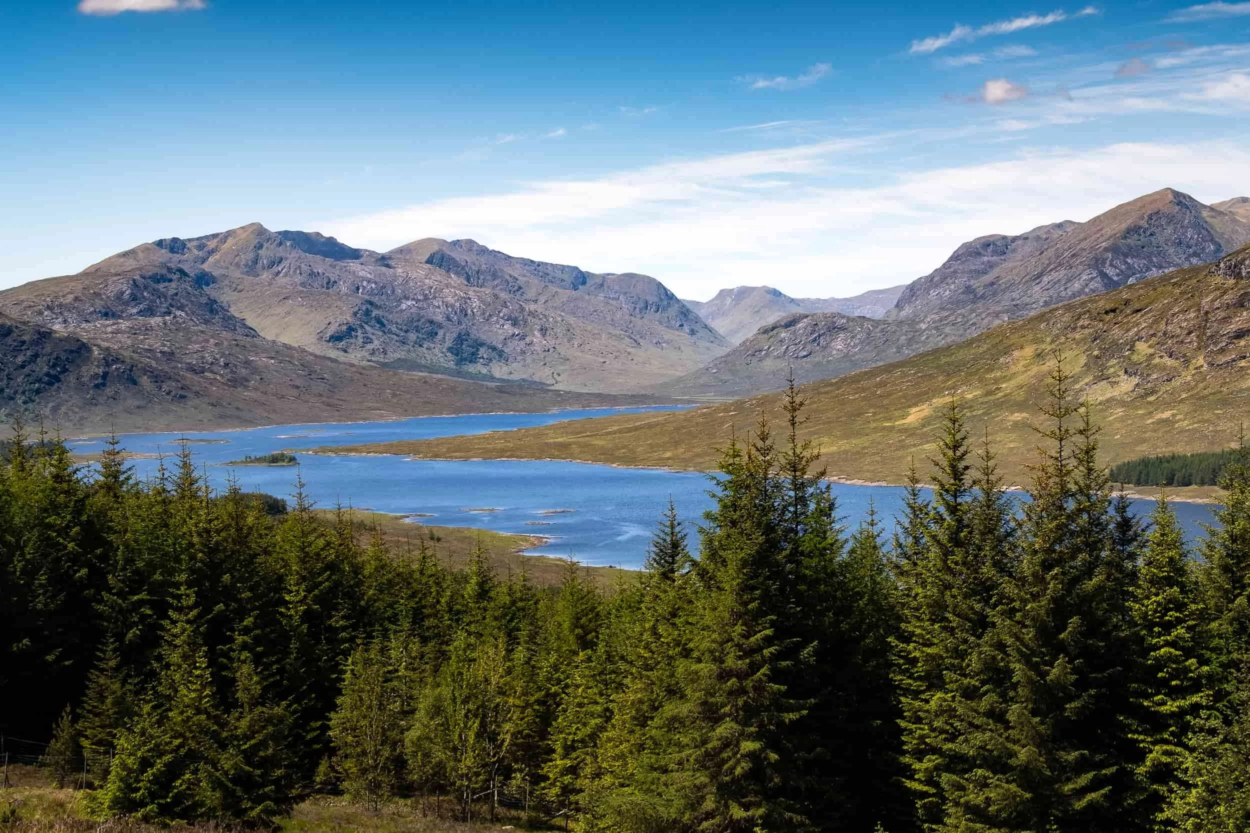 Reportage destination : lochs et montagnes sous un ciel bleu, Highlands.