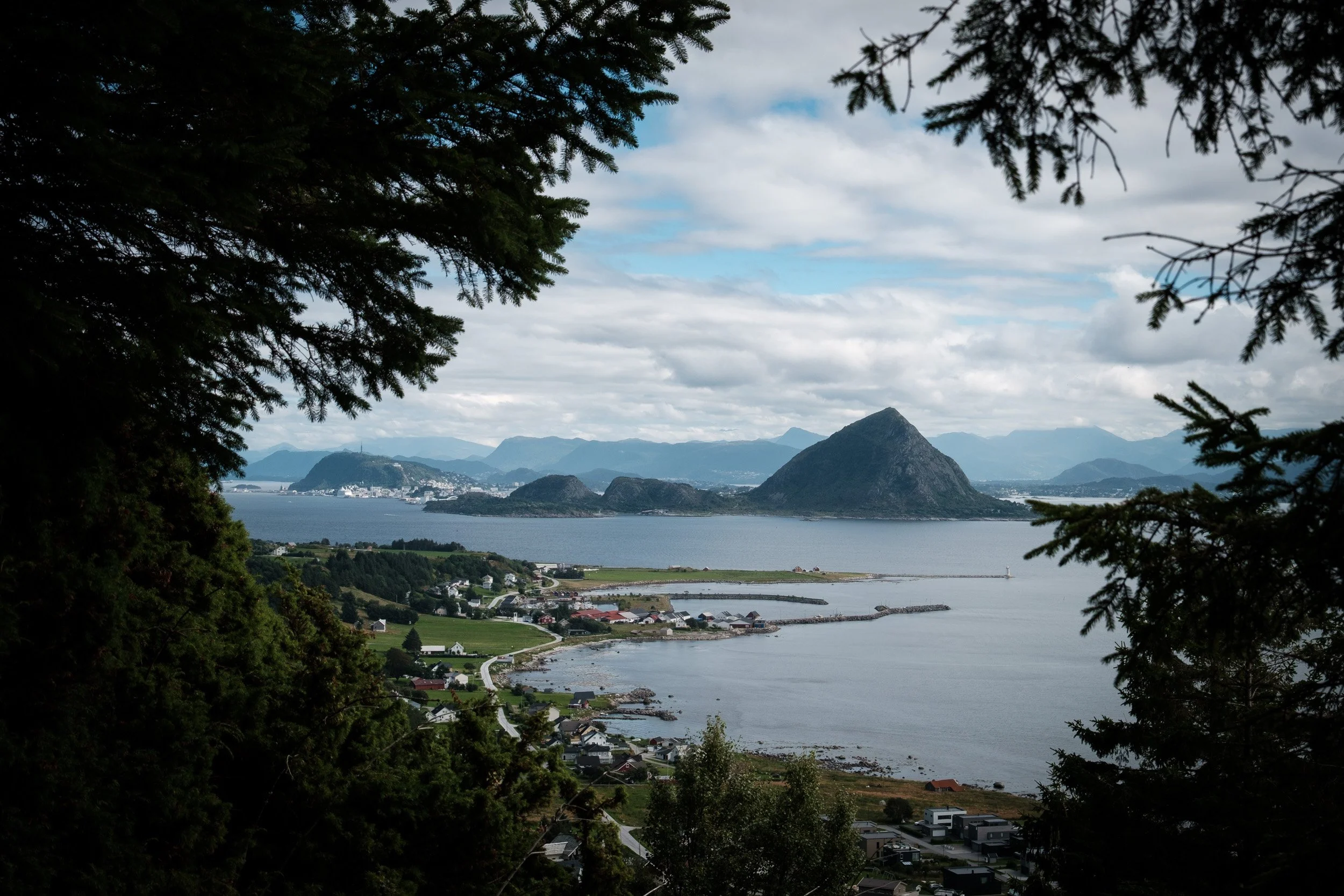 Norwegian landscape around Ålesund. Outdoor reportage, territorial promotion, and sustainable tourism by Guillaume Donsimoni.