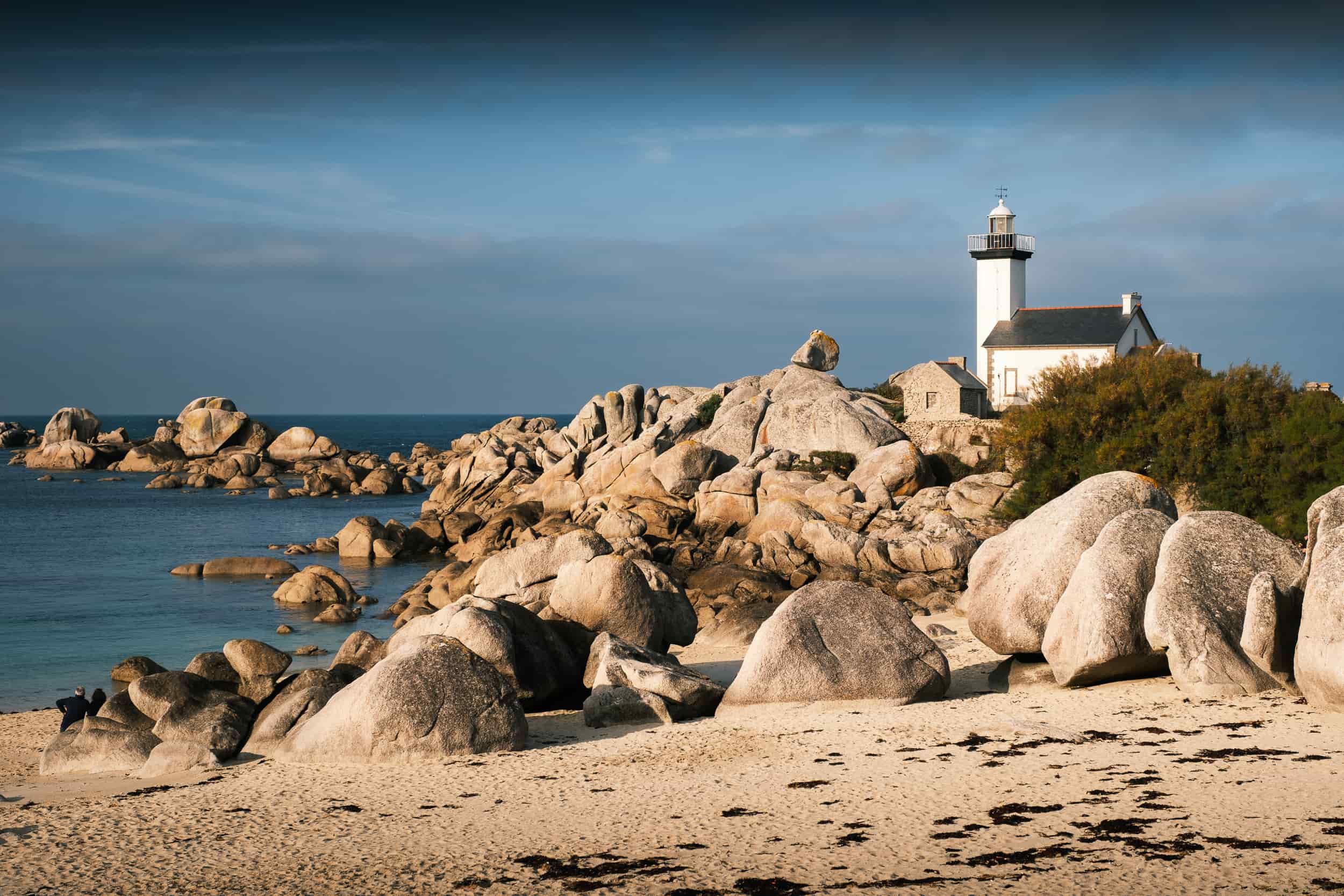 phare-cote-bretagne.jpg