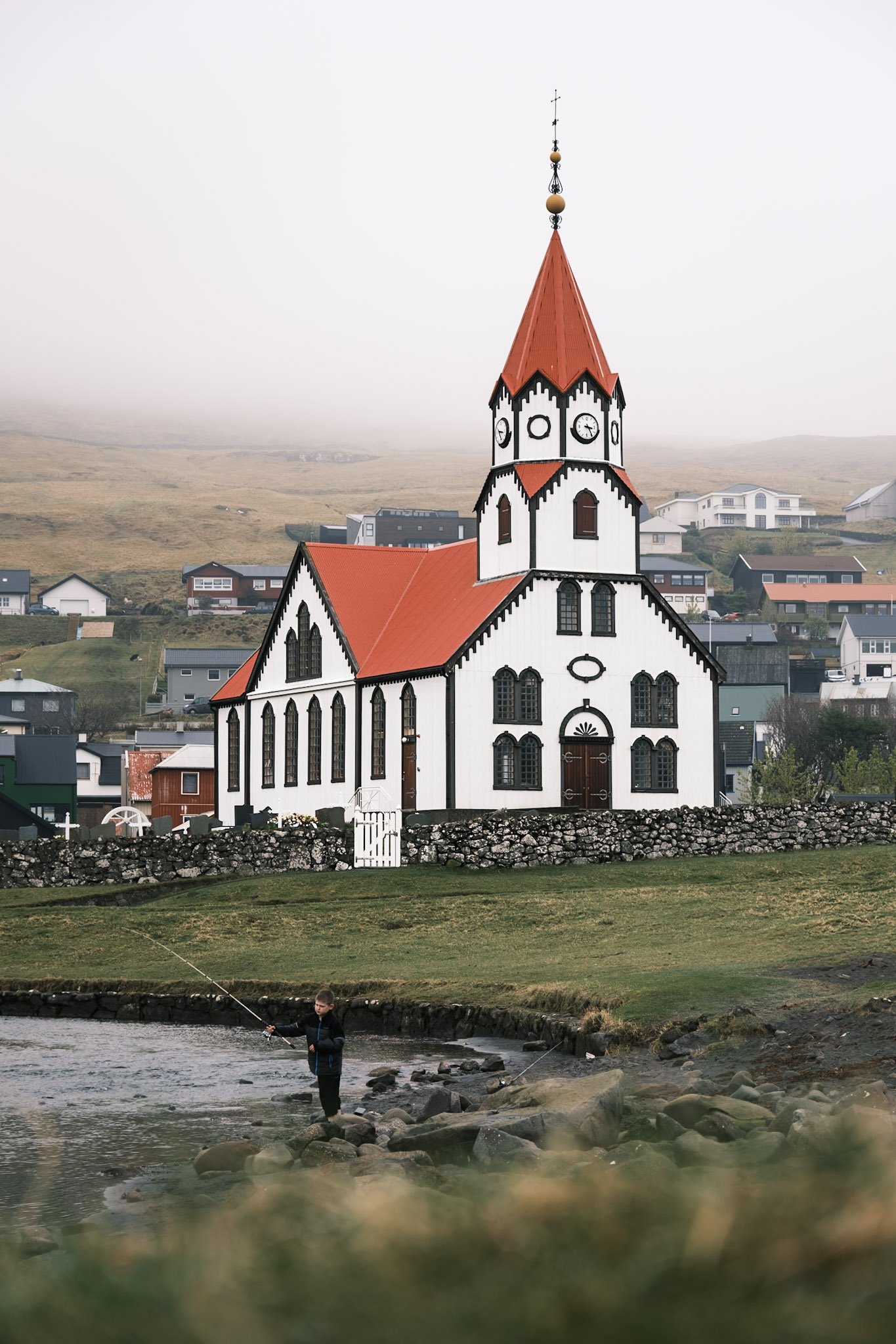 Eglise en bois rouge et blanche aux Iles Féroé .  Reportage outdoor, mise en valeur du territoire et tourisme durable par Guillaume Donsimoni.