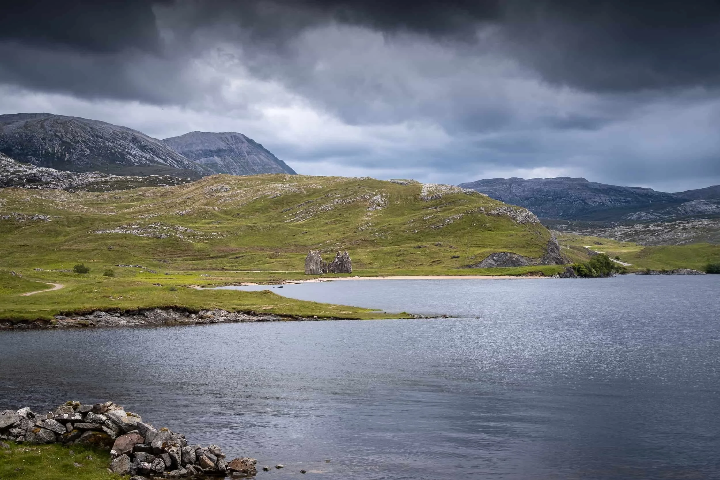 Ruines du château d'Ardvreck au bord du Loch Assynt, Écosse - Photographie de territoire et assets visuels pour offices de tourisme.