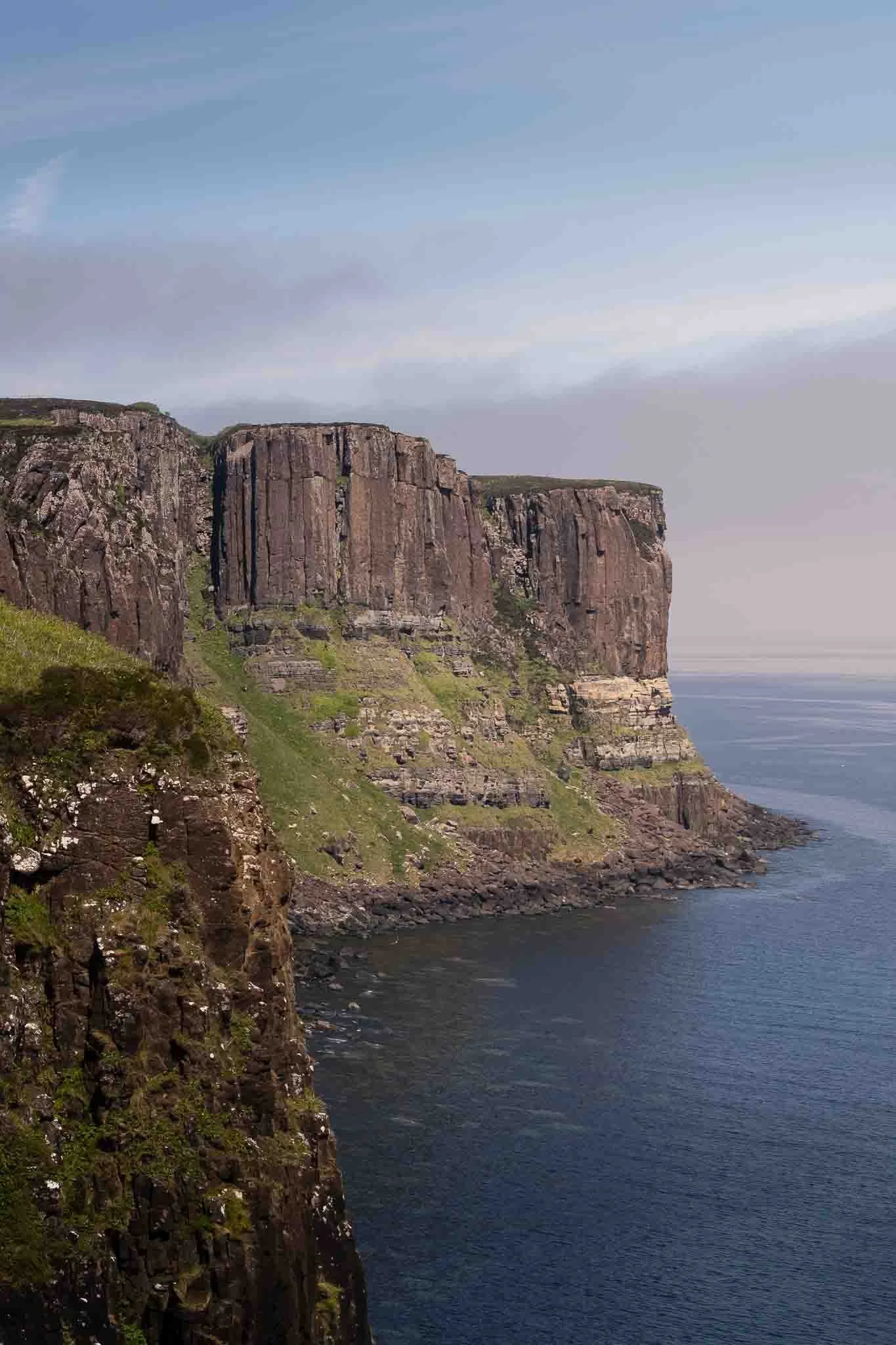 Falaises de basalte de Kilt Rock sur l'île de Skye, Écosse - Banque d'images haute résolution pour agences de voyage.