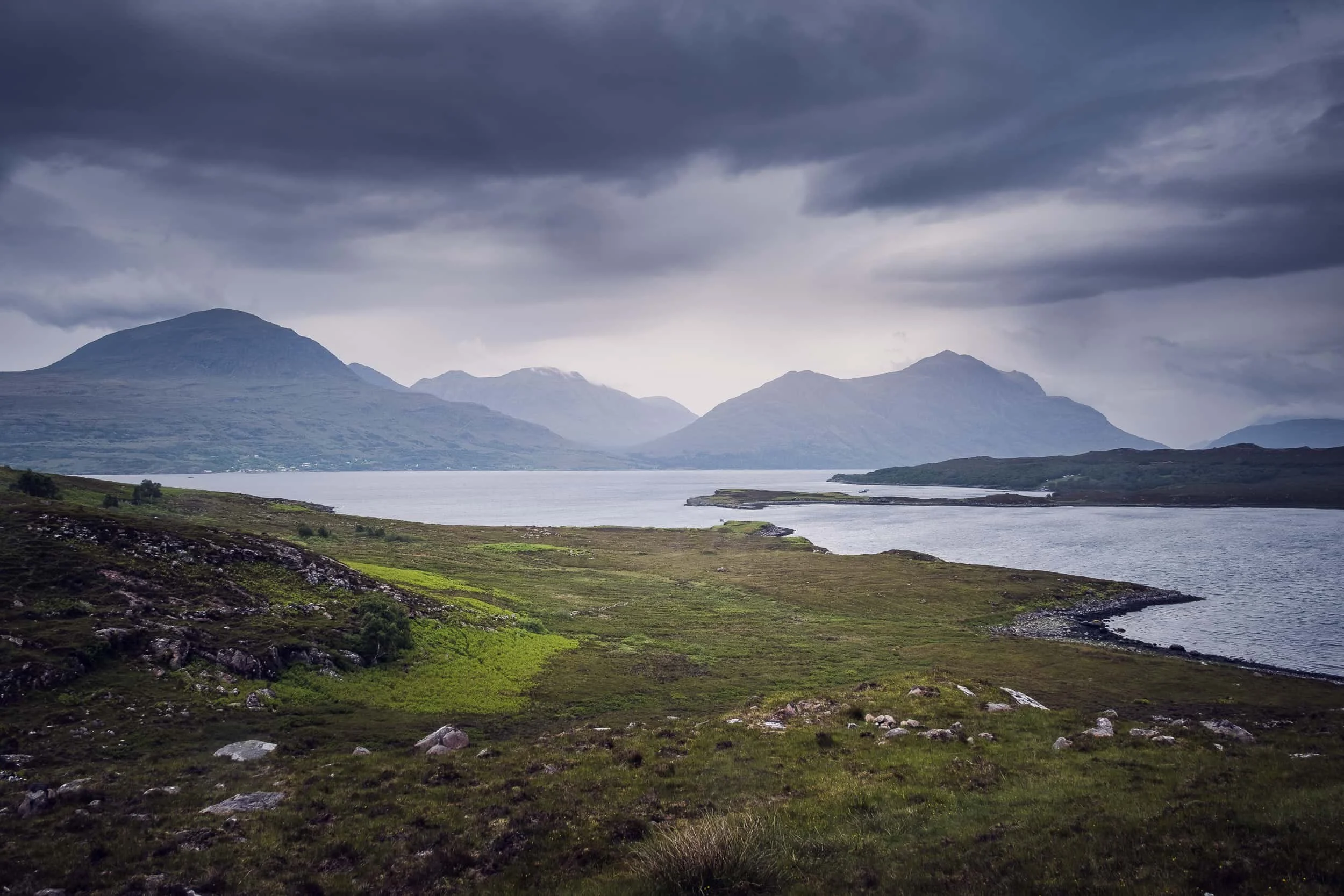 Paysage sauvage du Loch Ainort avec les montagnes Cuillins en arrière-plan - Photographe de territoire spécialiste des pays du Nord.