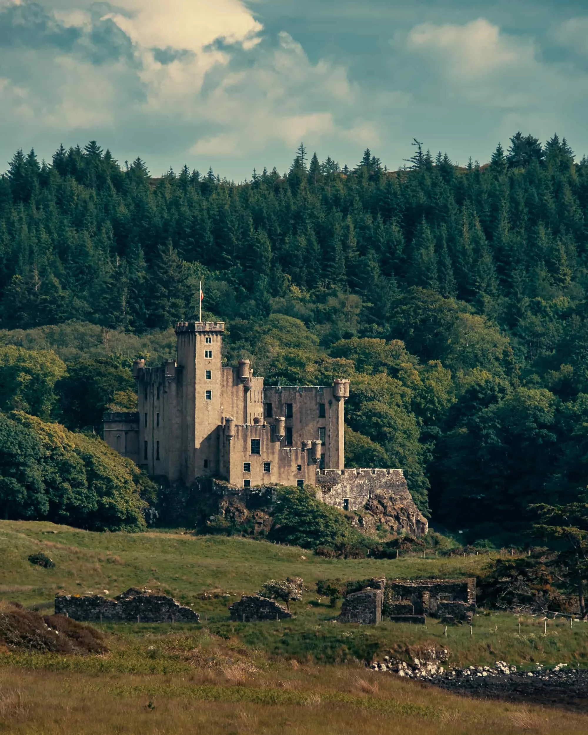 Vue du château de Dunvegan entouré de forêts sur l'île de Skye - Reportage photographique patrimoine et tourisme culturel.