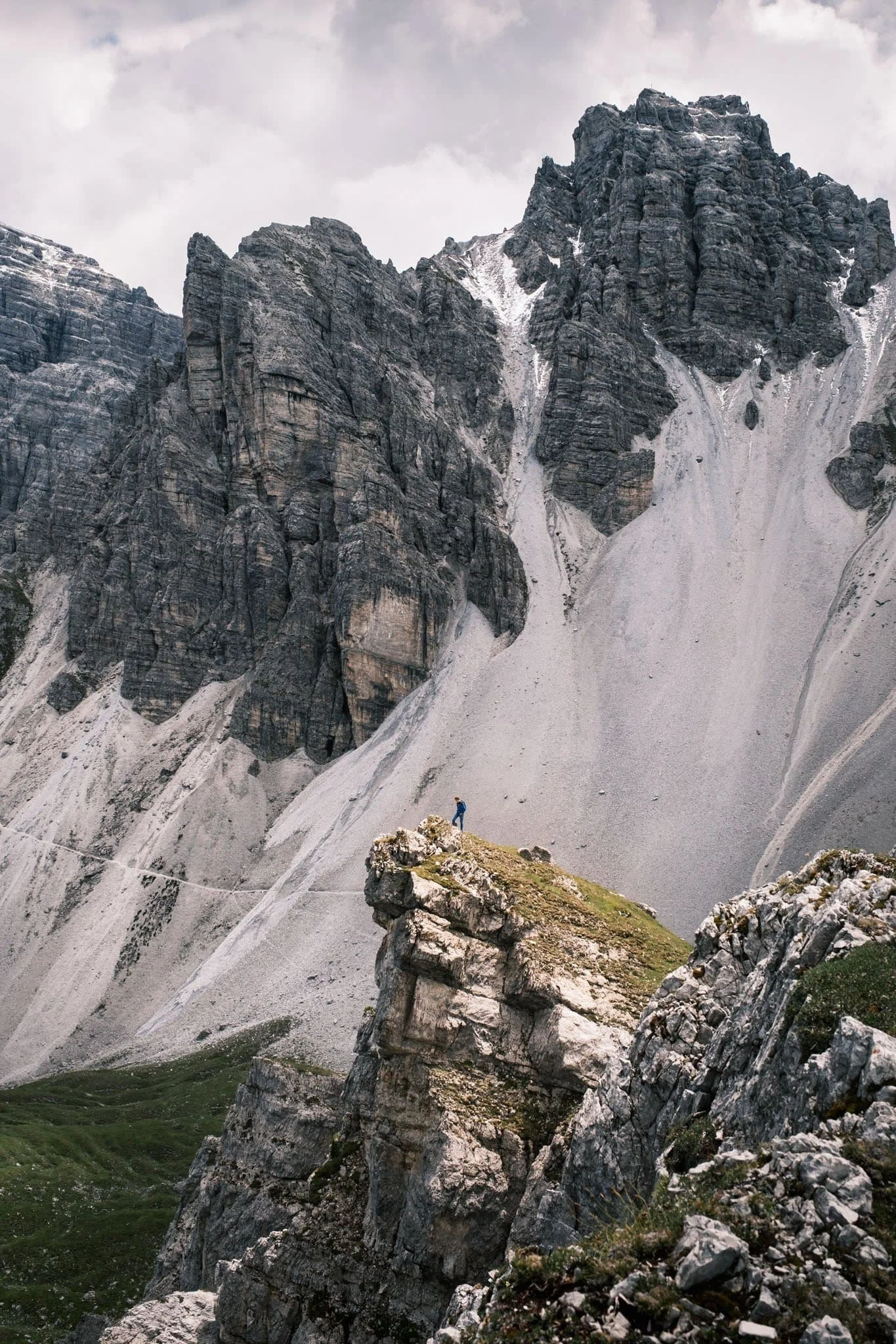 Alpes photographie, silhouette humaine face à la verticalité des sommets de montagne.