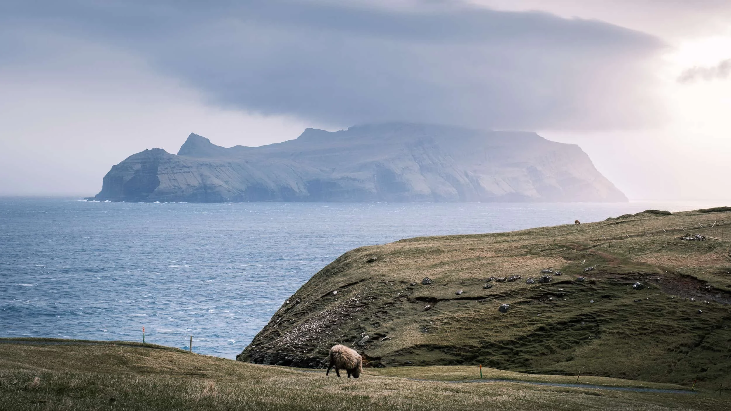 Panorama between sea and mountains: visual asset for tourism communication campaigns.