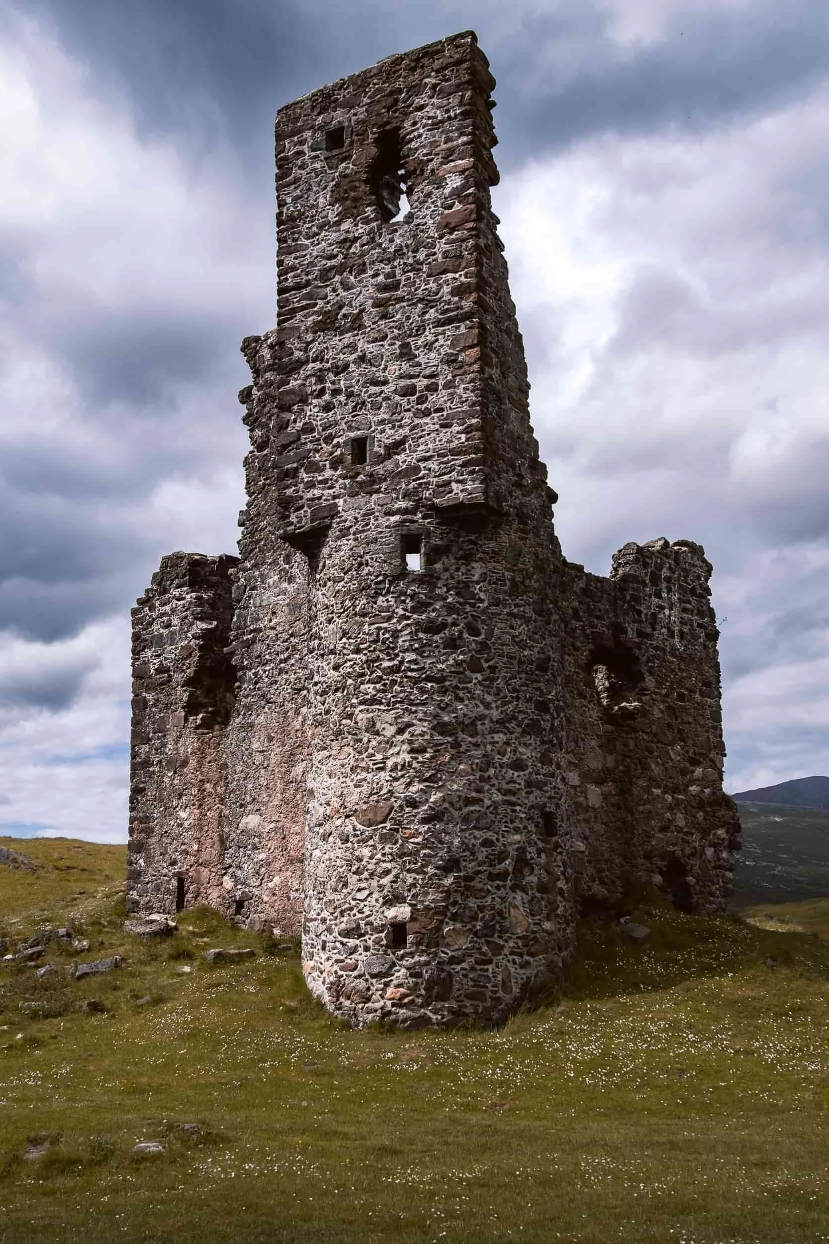 Ruine de tour médiévale en pierre dans les Highlands, Écosse - Valorisation du patrimoine historique pour marketing territorial.