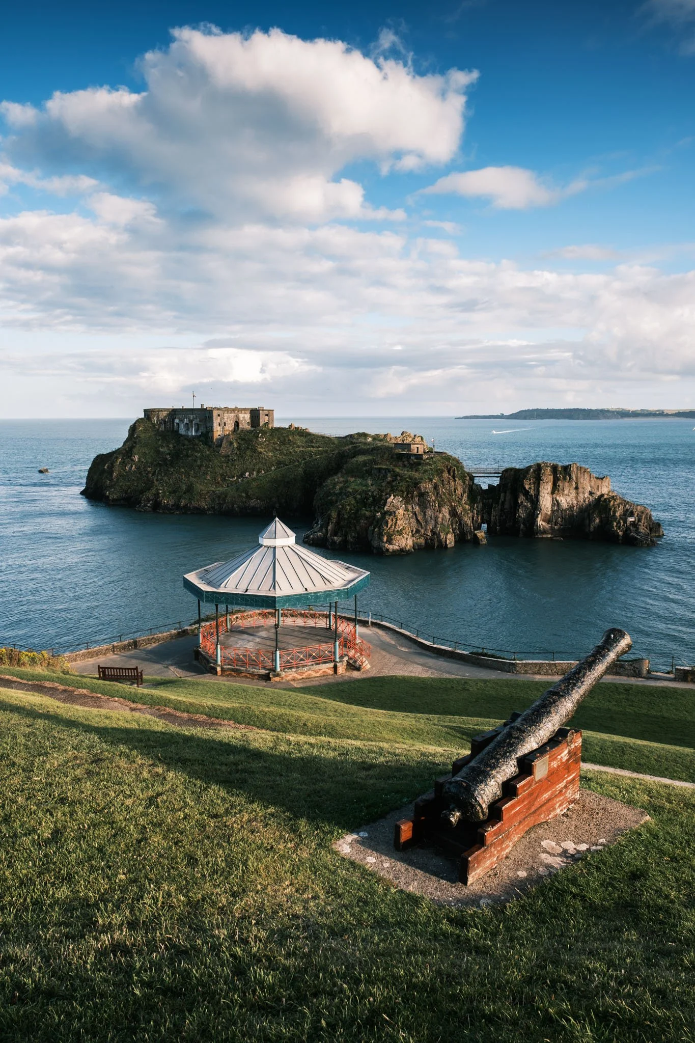 Wales: Tenby fishing village. Outdoor reportage, regional promotion, and sustainable tourism by Guillaume Donsimoni.