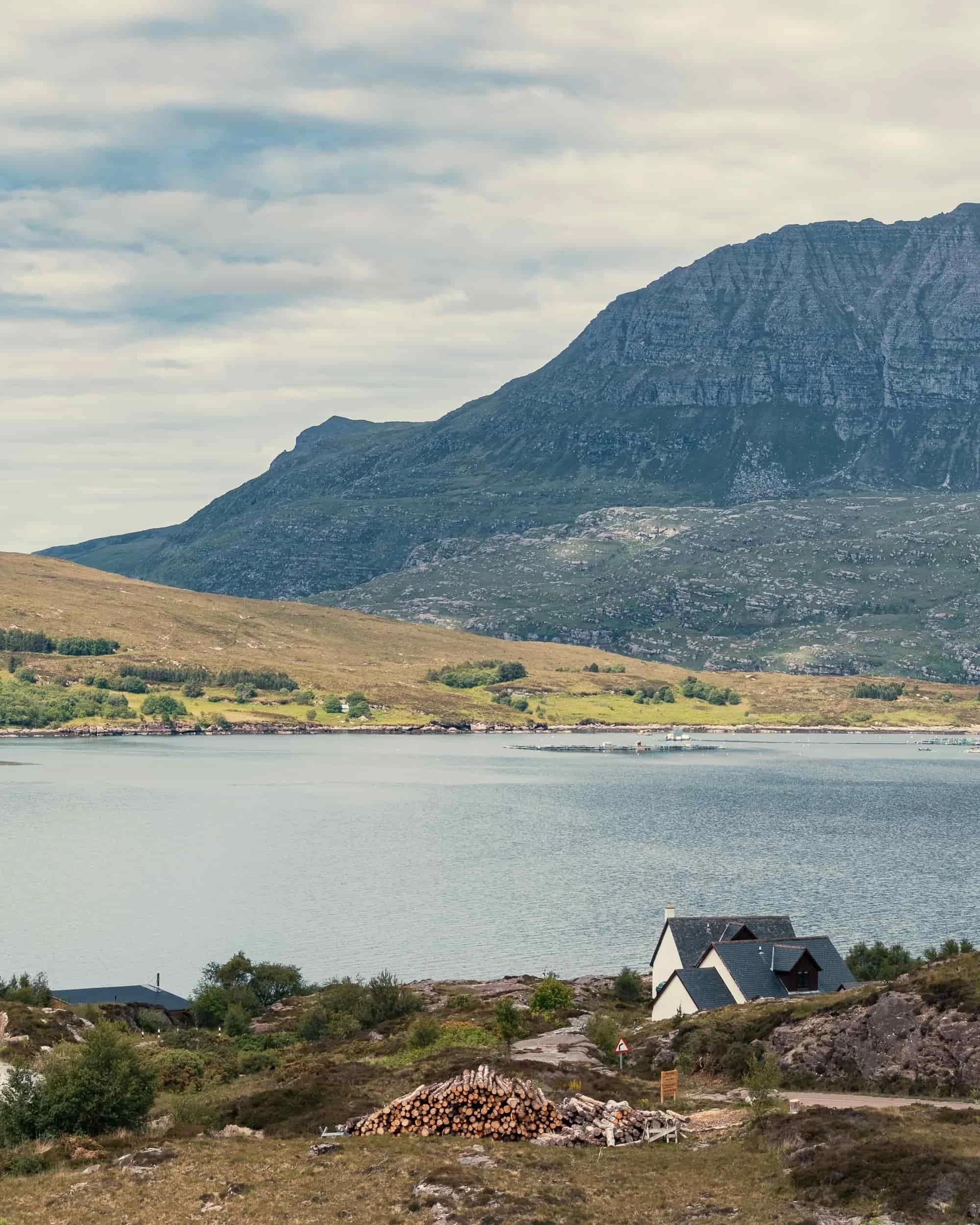 Marketing territorial : habitat isolé et loch dans les Highlands.
