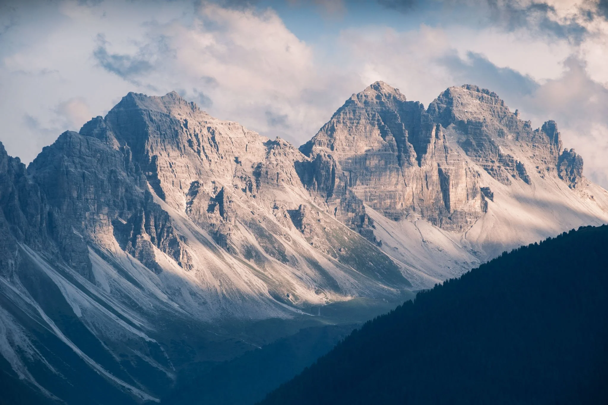 Tyrol - Montagnes rocheuses avec sommets enneigés et ciel partiellement nuageux. Reportage outdoor, mise en valeur du territoire et tourisme durable par Guillaume Donsimoni