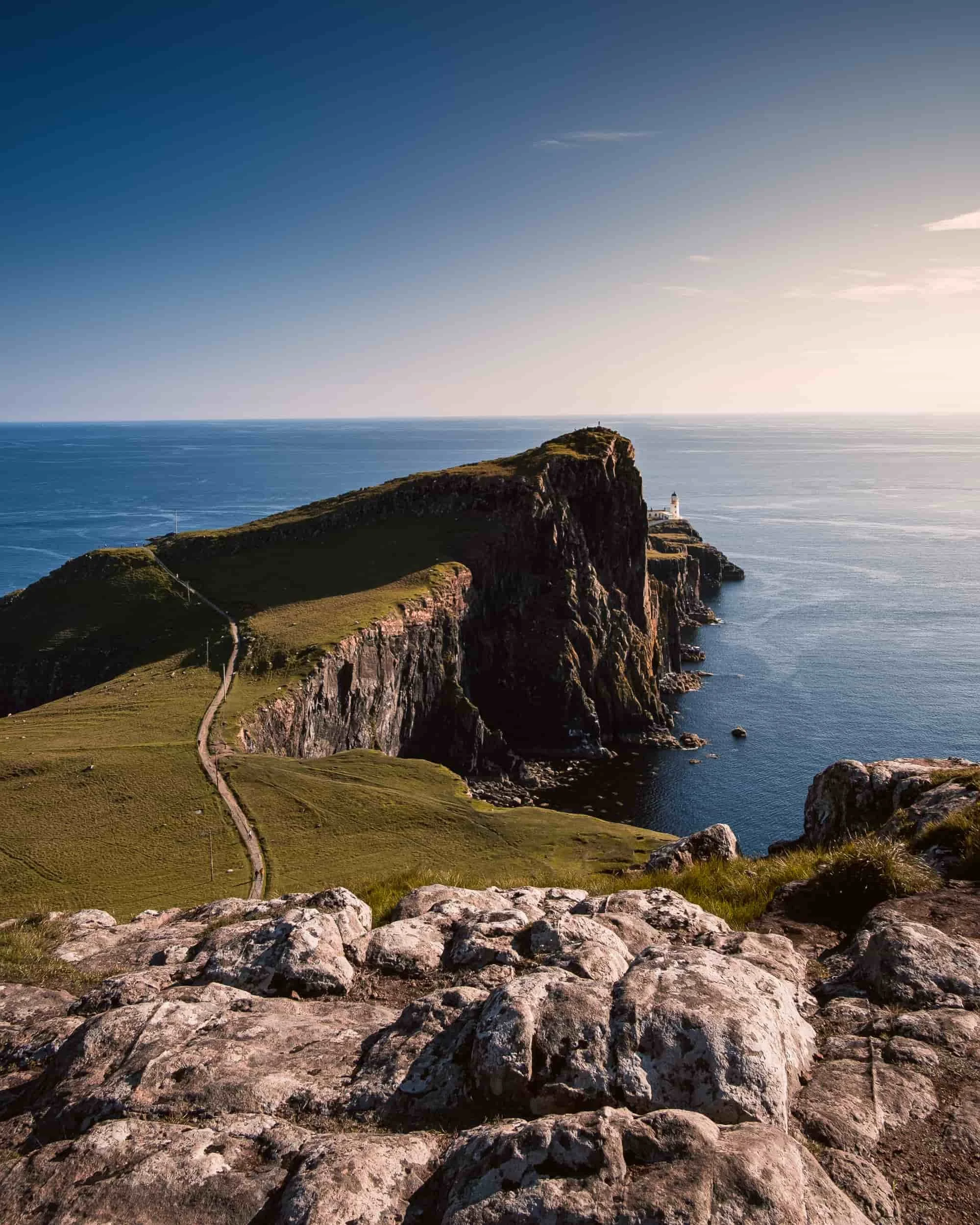 Marketing territorial : falaise et phare de Neist Point, île de Skye.