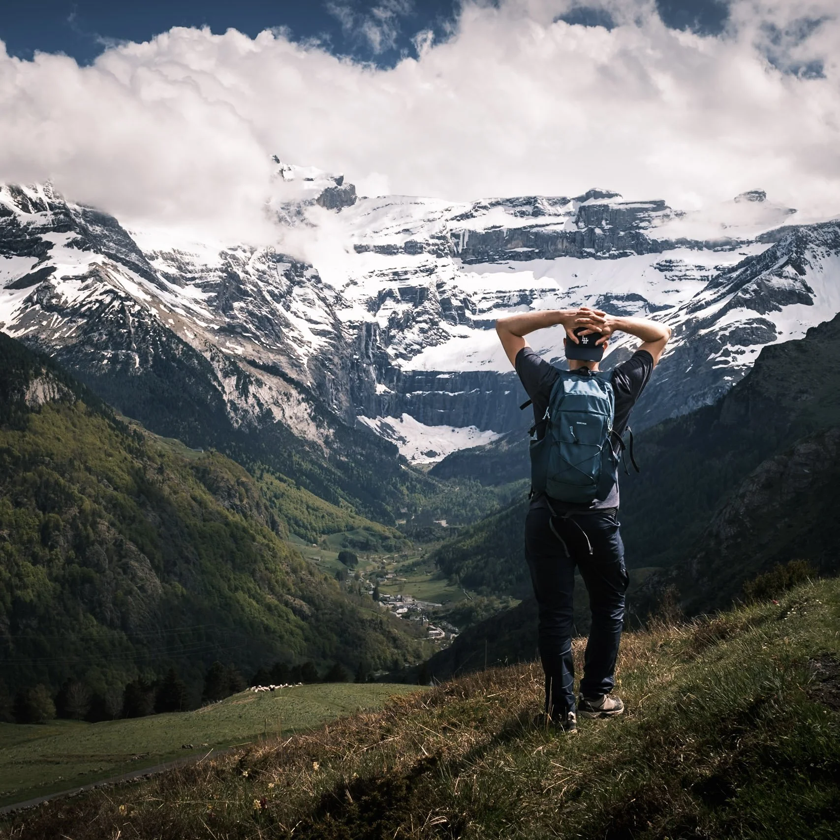 Guillaume Donsimoni contemplant le majestueux cirque de Gavarnie en France