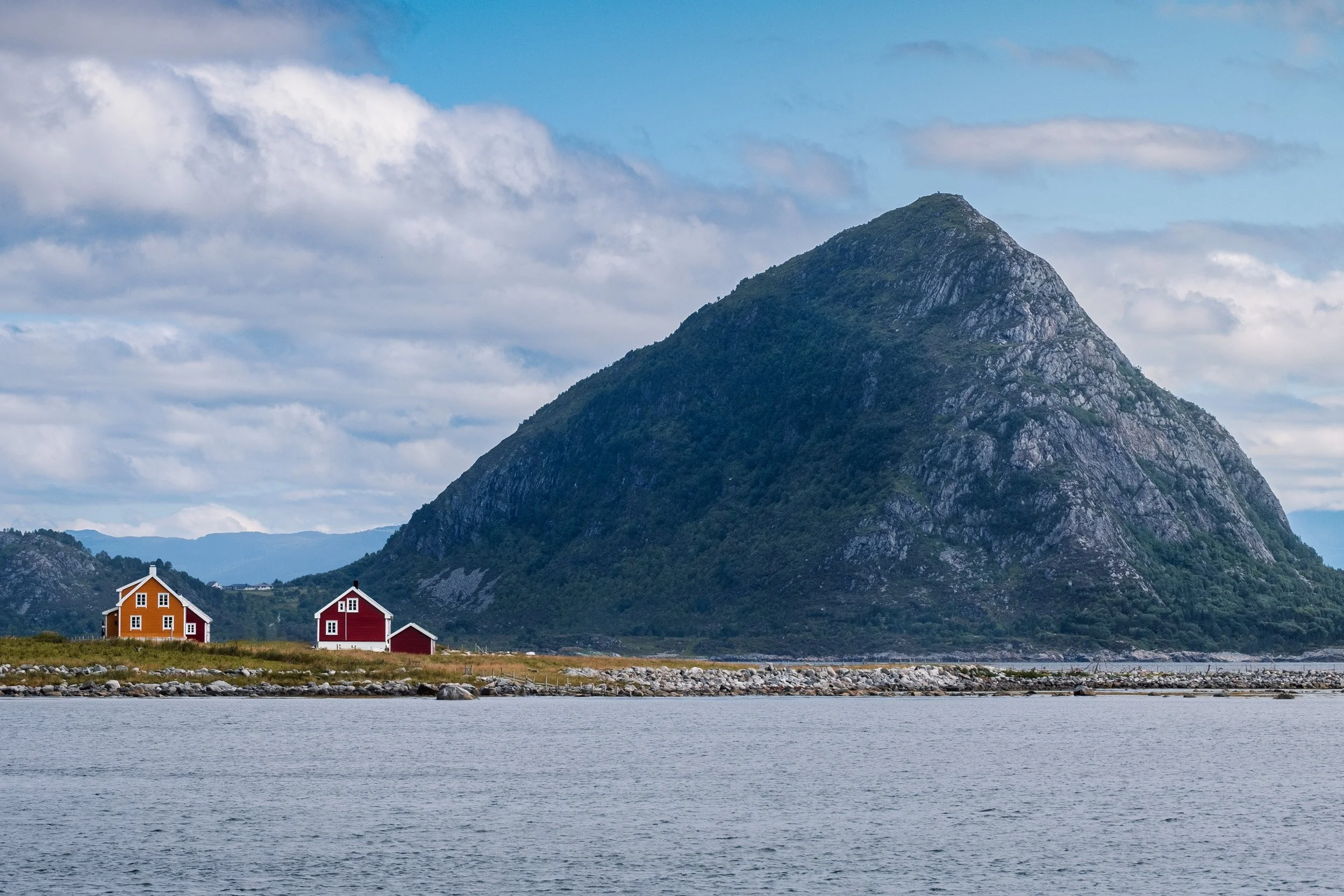 Norwegian landscape around Ålesund. Colorful houses. Outdoor reportage, territorial promotion, and sustainable tourism by Guillaume Donsimoni.