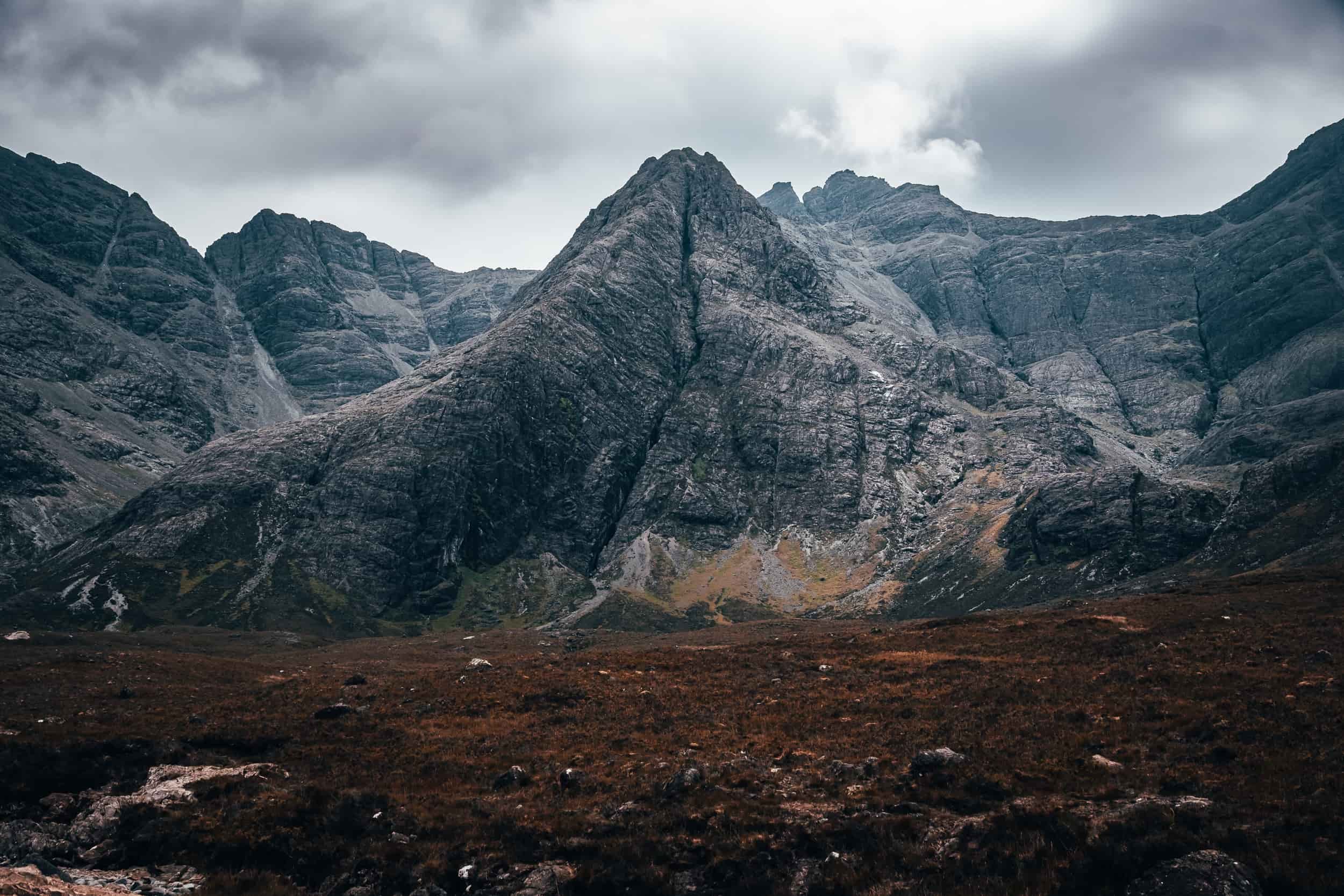 Ambiance subarctique : montagnes escarpées et lande brune, Highlands.