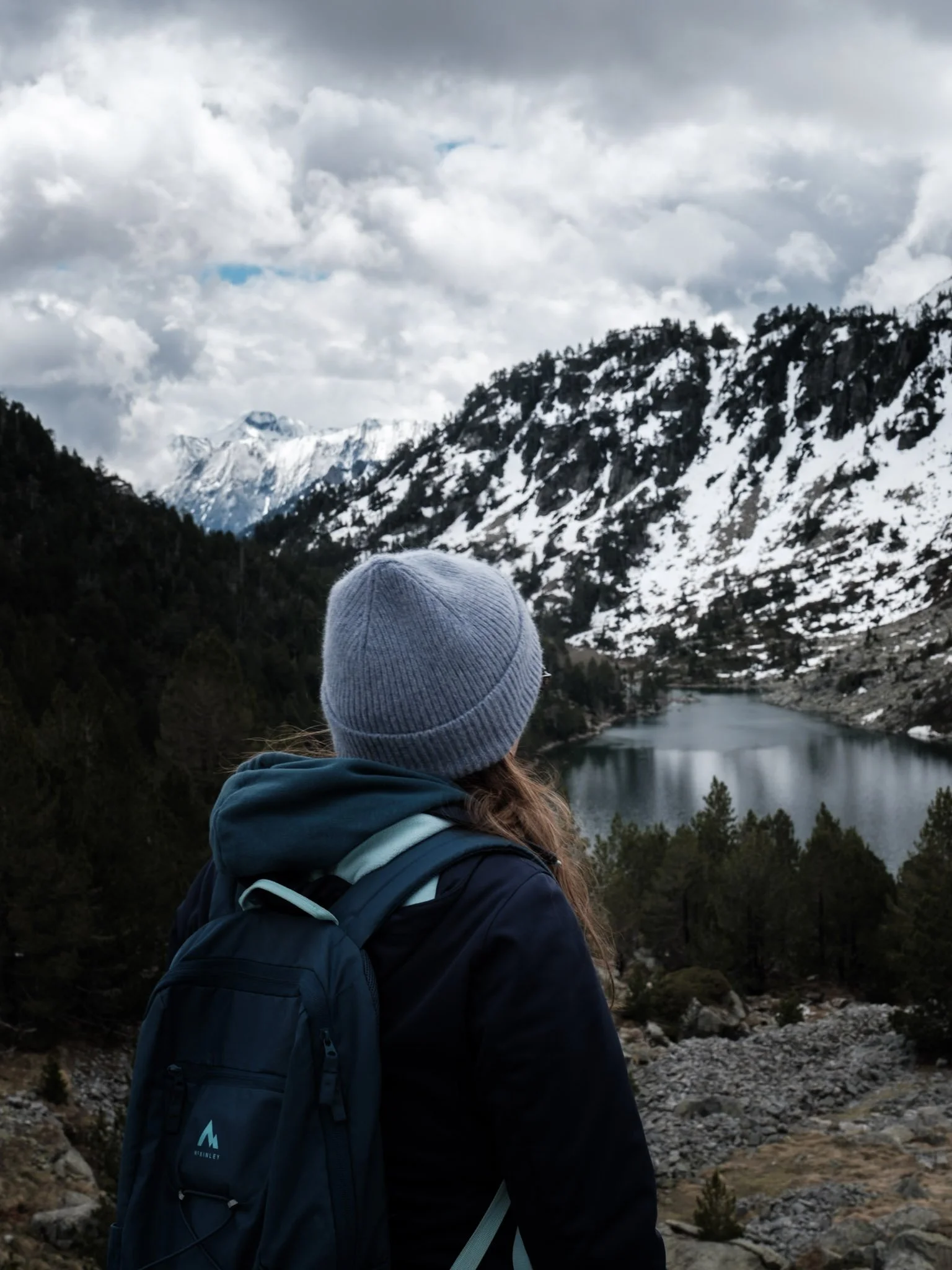 Paysage de montagne, Pyrénées, mise en avant d'une marque outdoor, bonnet, .  Reportage outdoor, mise en valeur du territoire et tourisme durable par Guillaume Donsimoni.