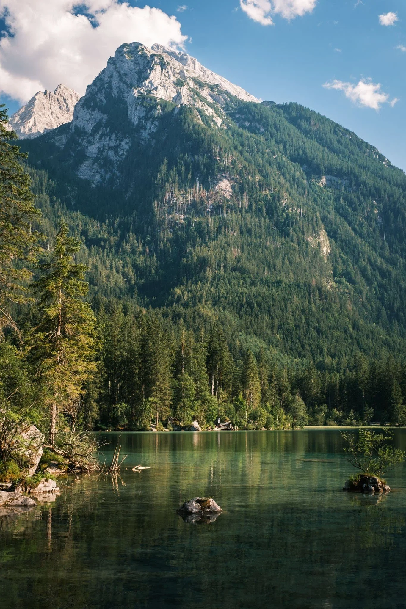 Alpes photographie de paysage, reflets d'un sommet dans un lac de montagne pur.