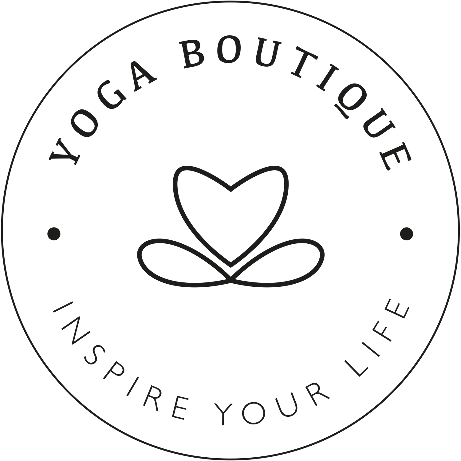 Ein runder schwarzer Sticker mit dem Text 'YOGA BOUTIQUE' oben und 'INSPIRE YOUR LIFE' unten. In der Mitte ein Herz, das mit einer Linienzeichnung umrandet ist.