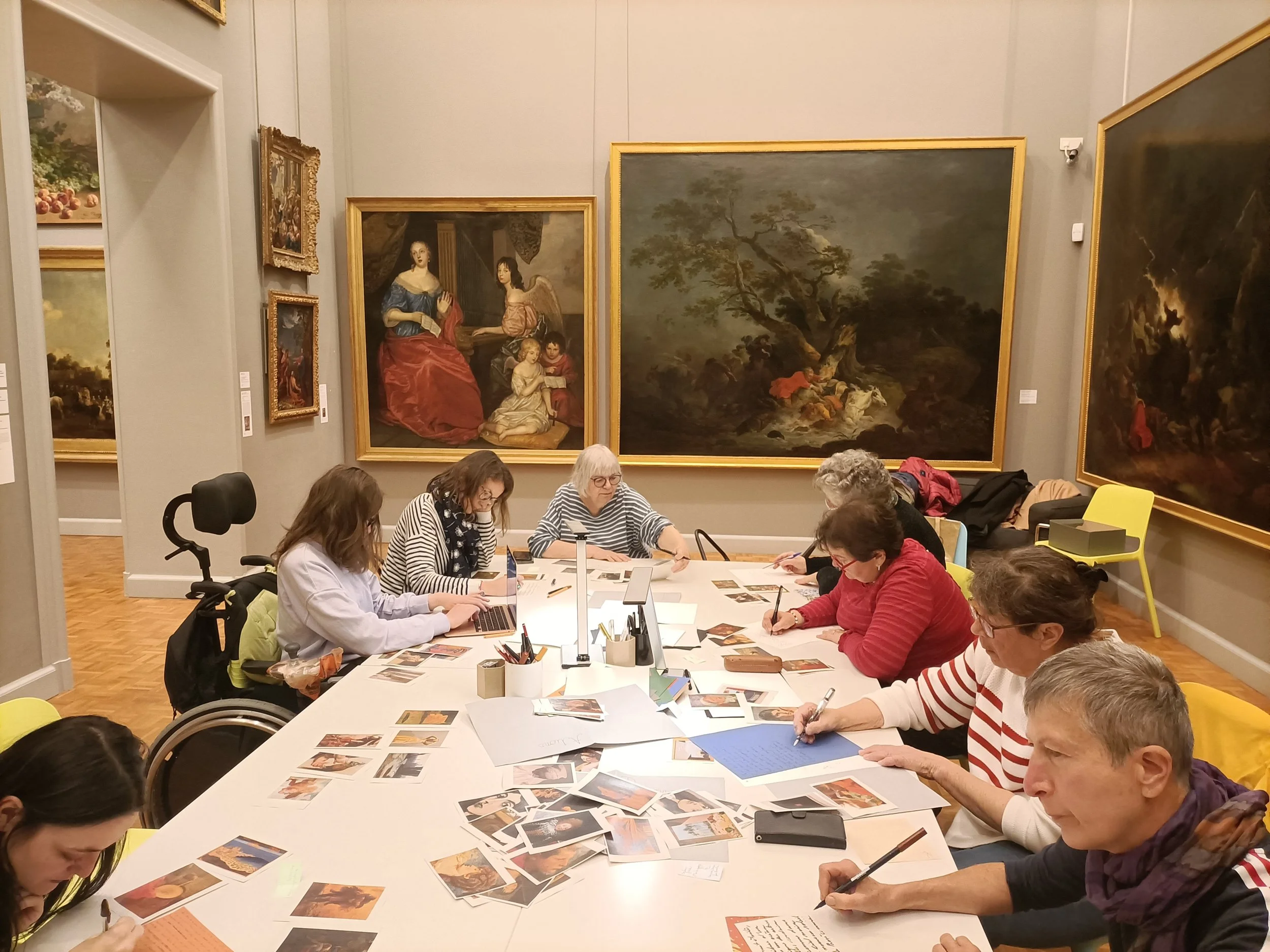 Un groupe de personnes assises autour d'une Atelier d'écriture de Youna au musée des beaux Arts de Rennes.
