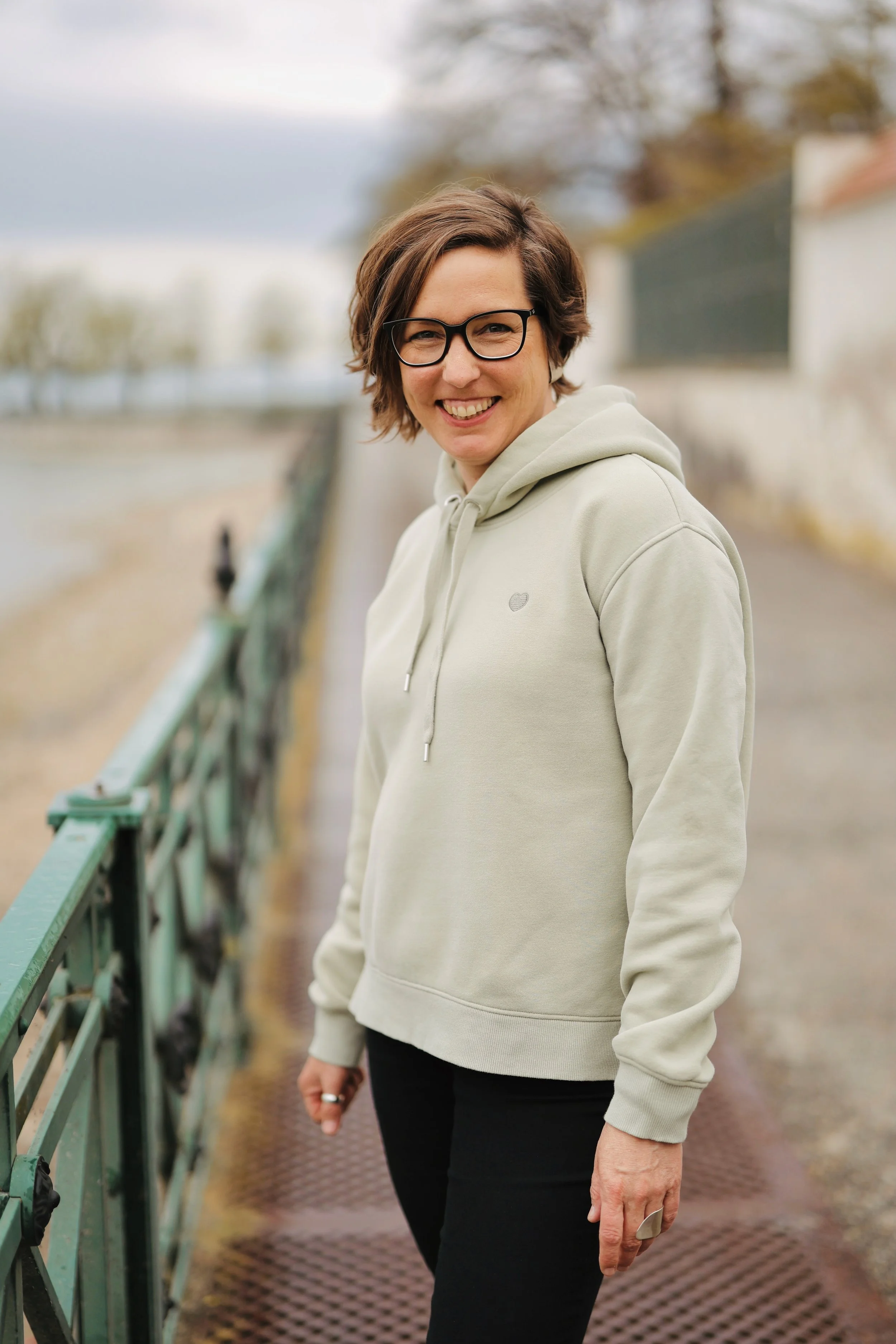 Julia Fieweger steht am See auf einer Mole.