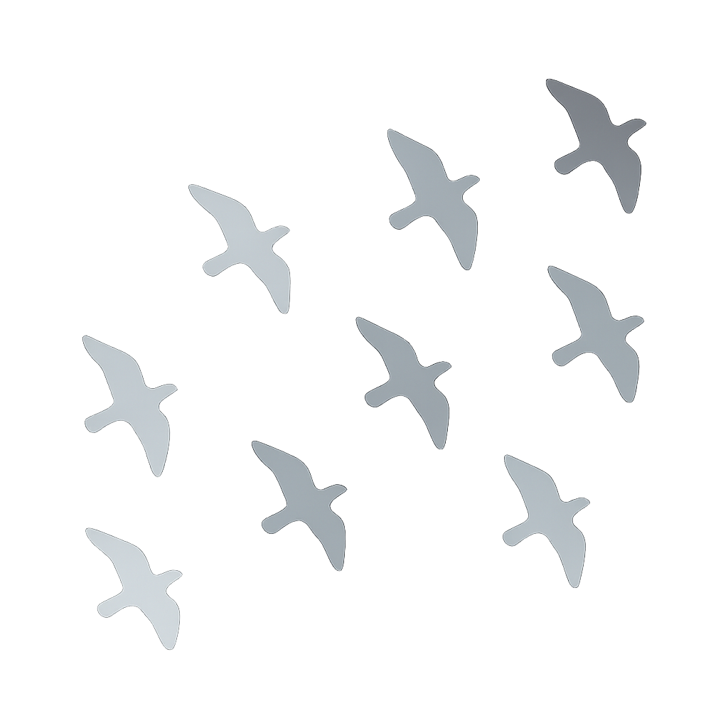 Mehrere silberne Vogel-Skulpturen, die auf einer Treppe angebracht sind.