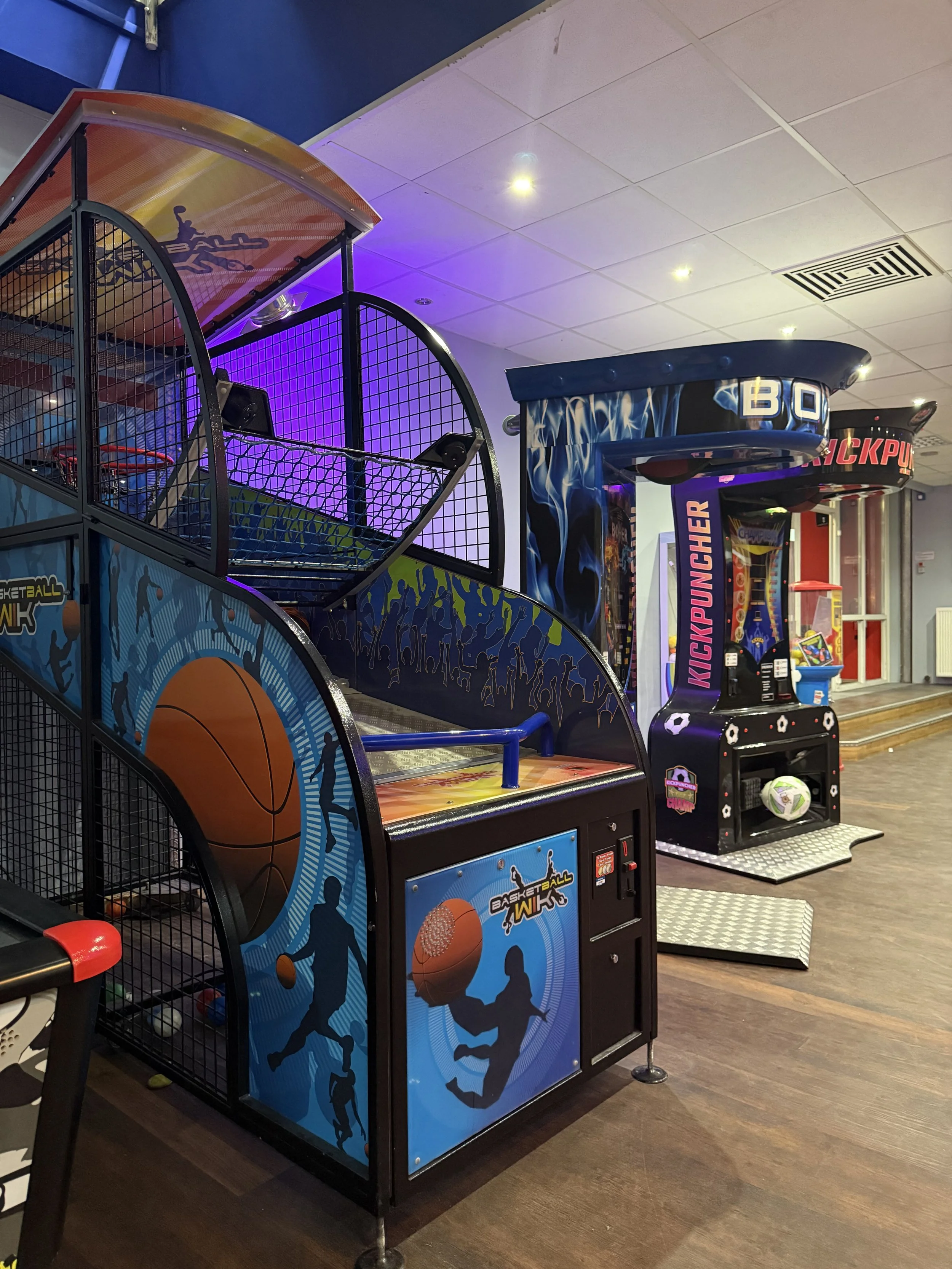 Sportraum mit Basketball- und Kickertisch in einer Spielhalle