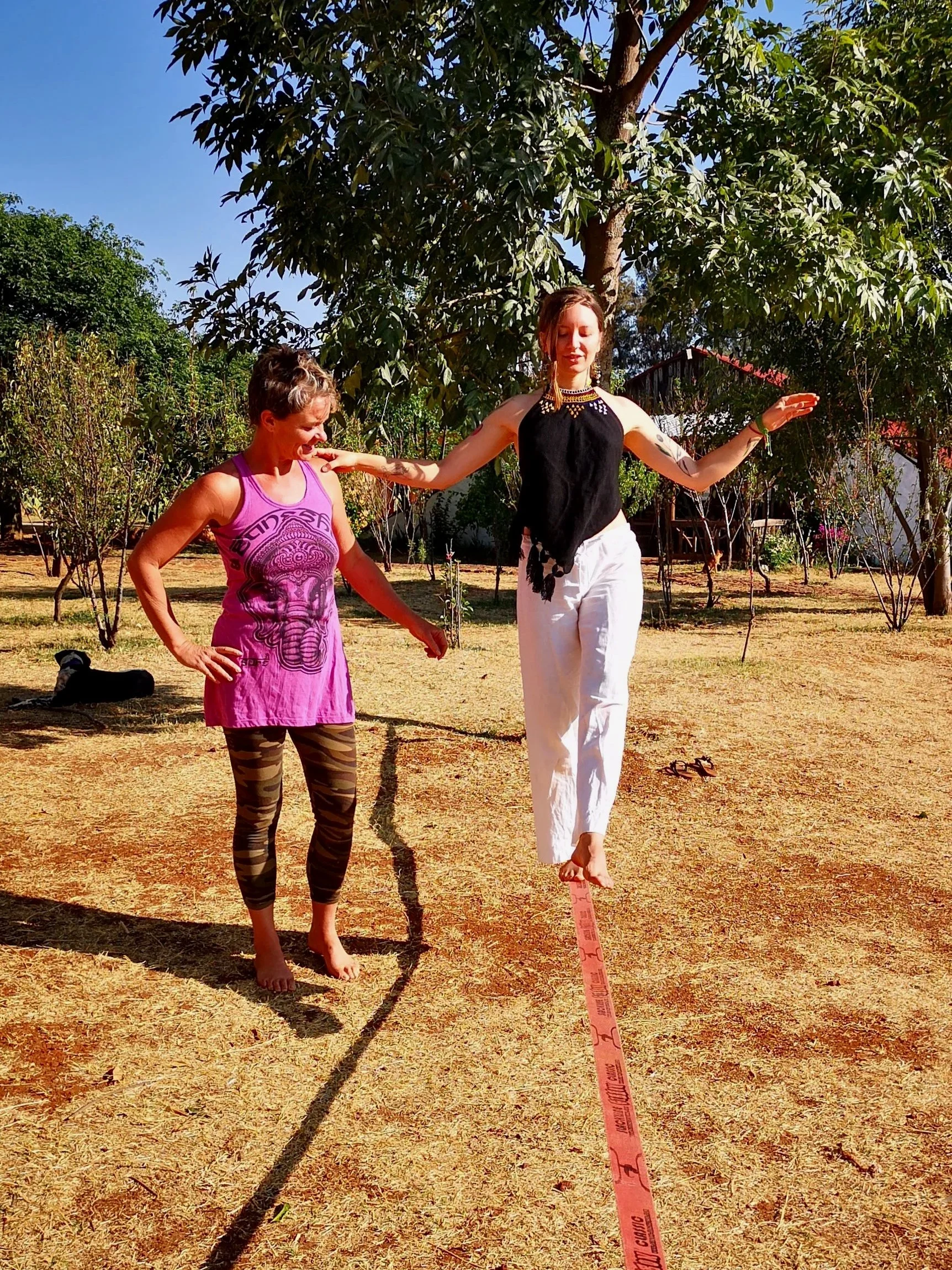 Teaching slackline @ finca el pendulo, Guadalajara, Mexico 