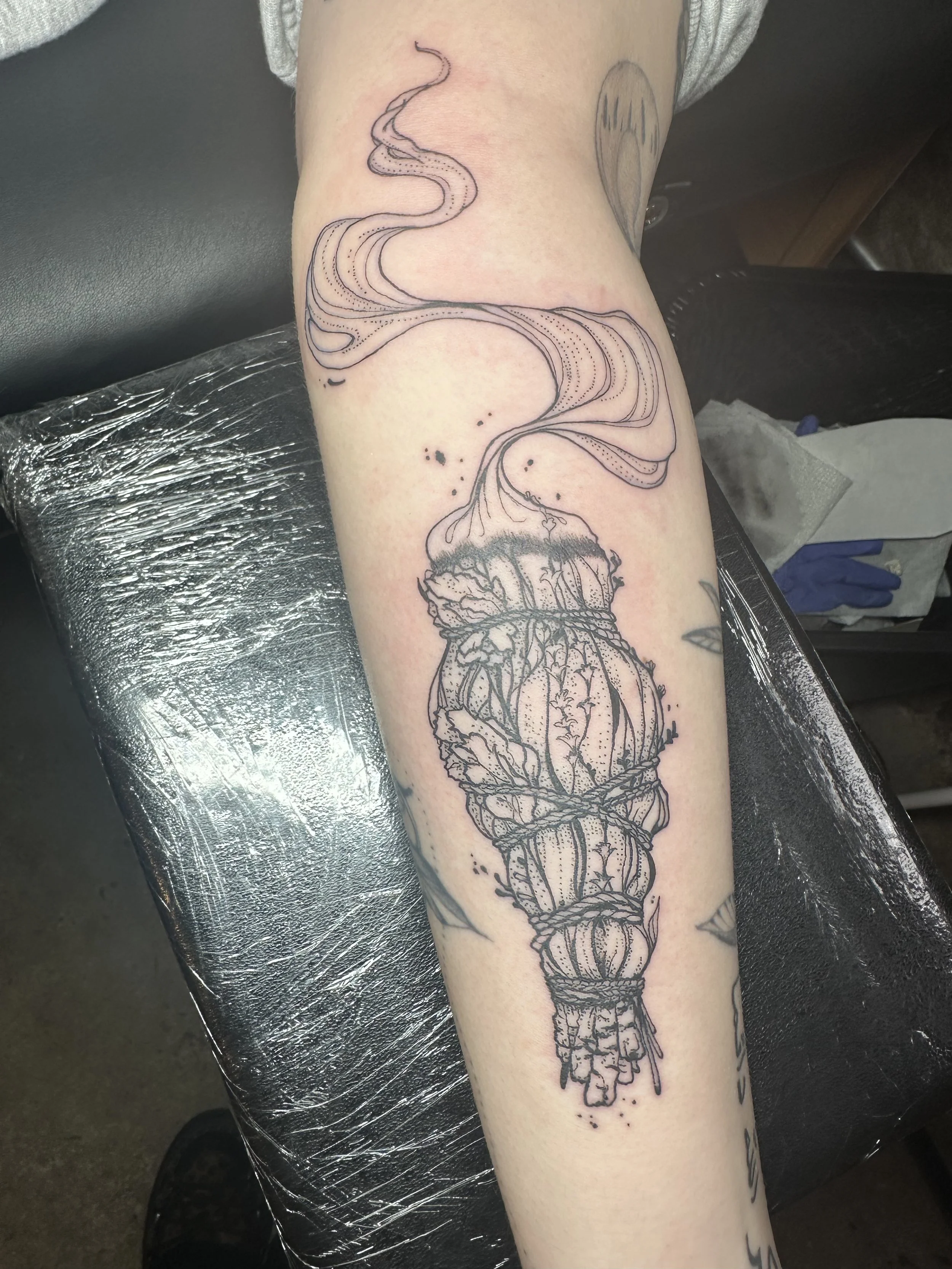 Line drawing of a tobacco pipe with smoke rising from it.