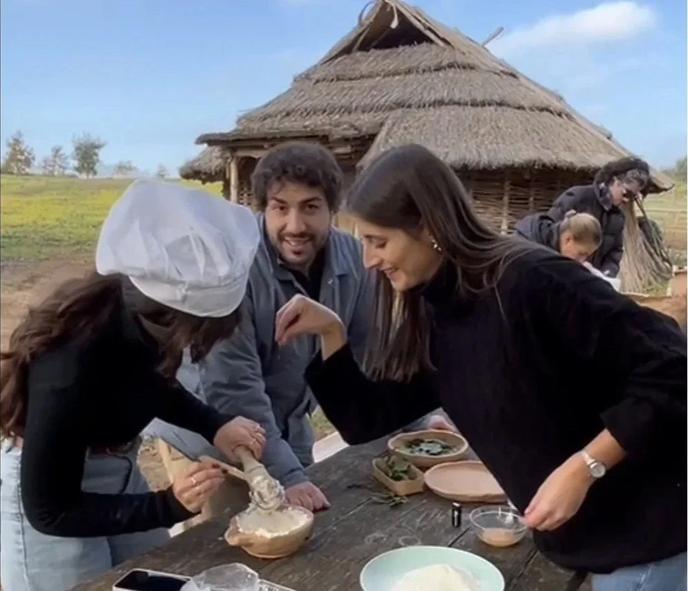 Fig. 2. Cooking the libum (photo by S. Taranto)