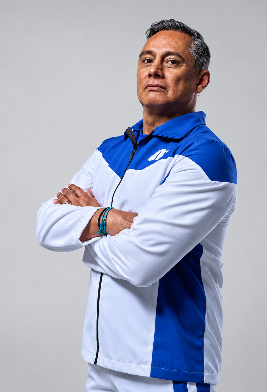 Retrato atlético en azul y blanco.png