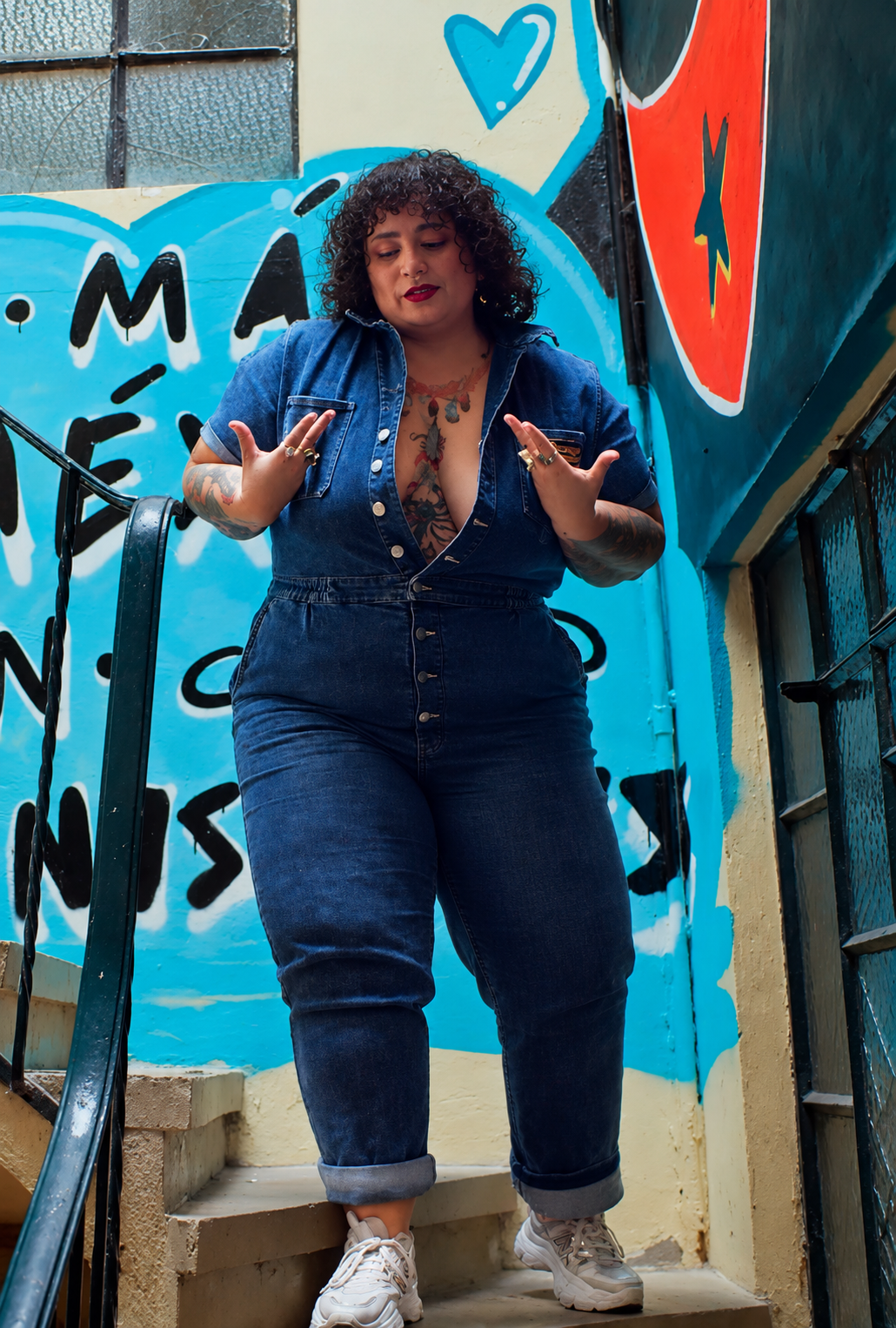 Retrato urbano frente al graffiti.png