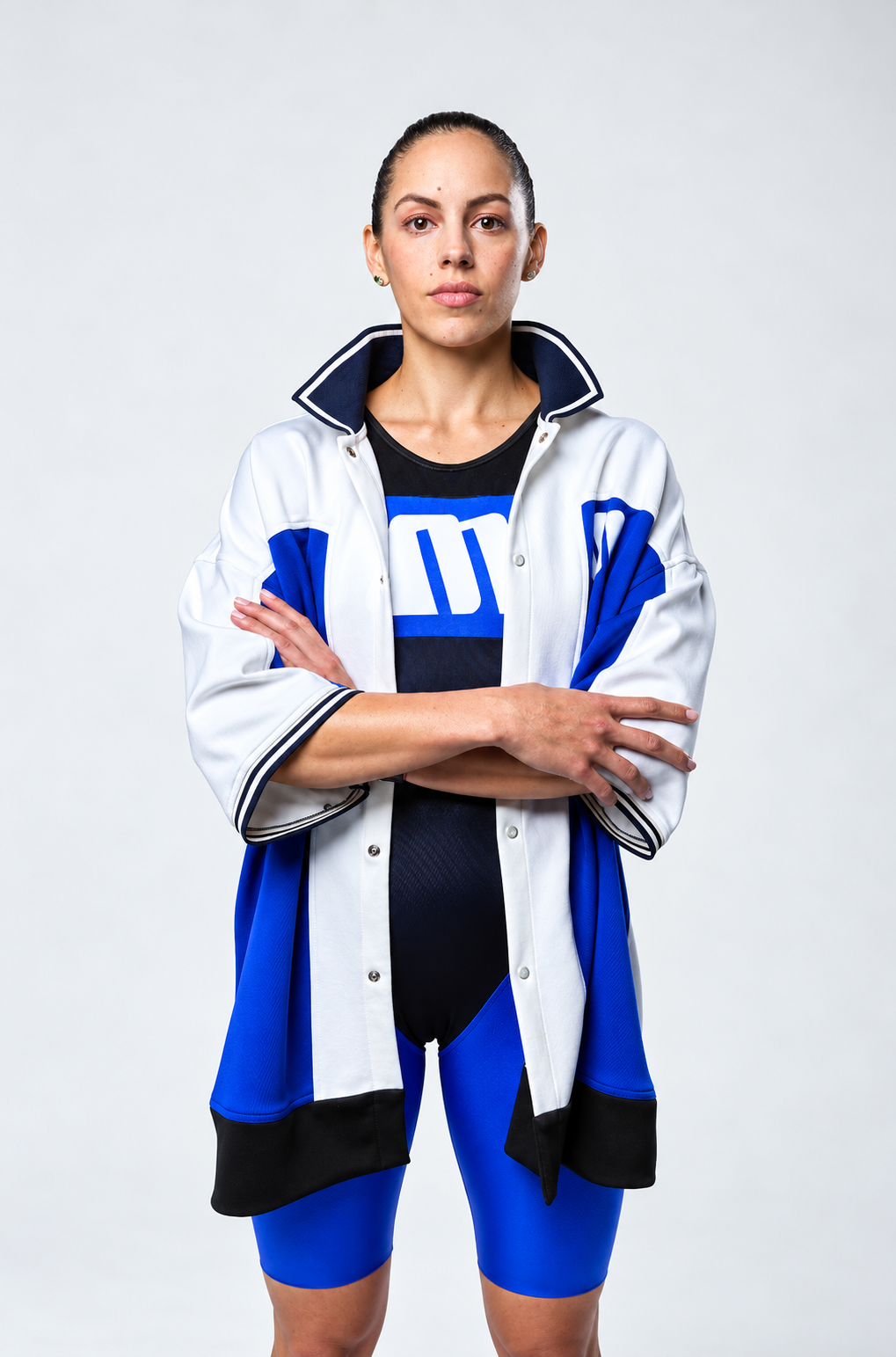 Retrato atlético en azul y blanco.png