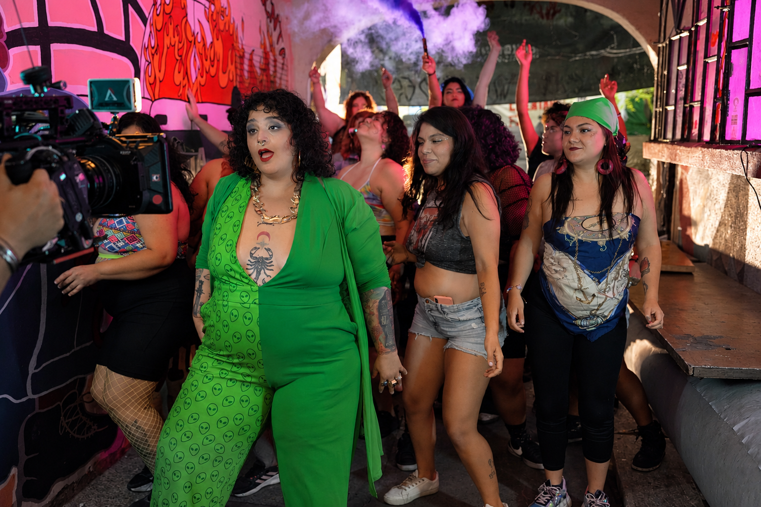 Fiesta neón con cámara y humo.png