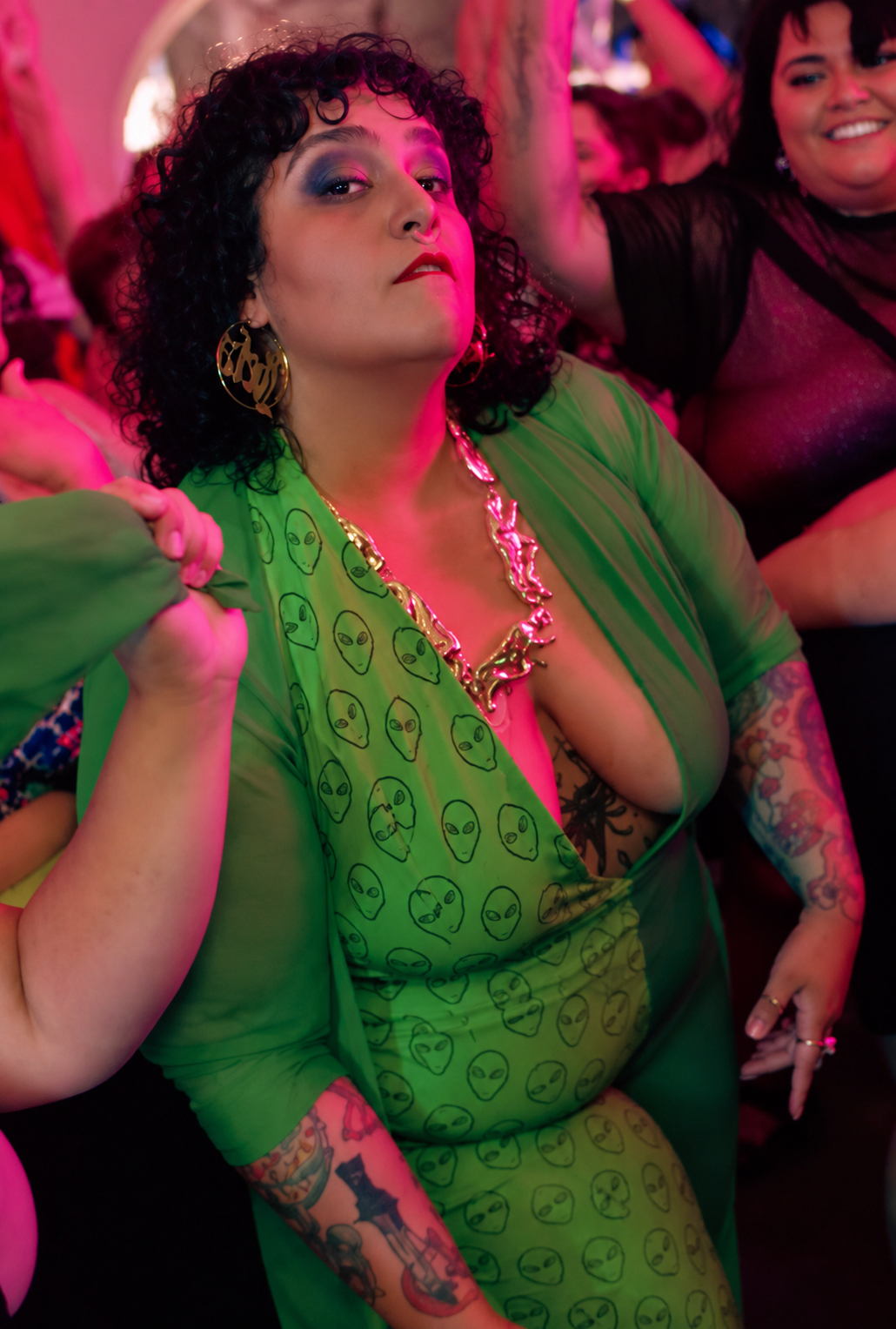 Retrato neón con estampado alienígena.png