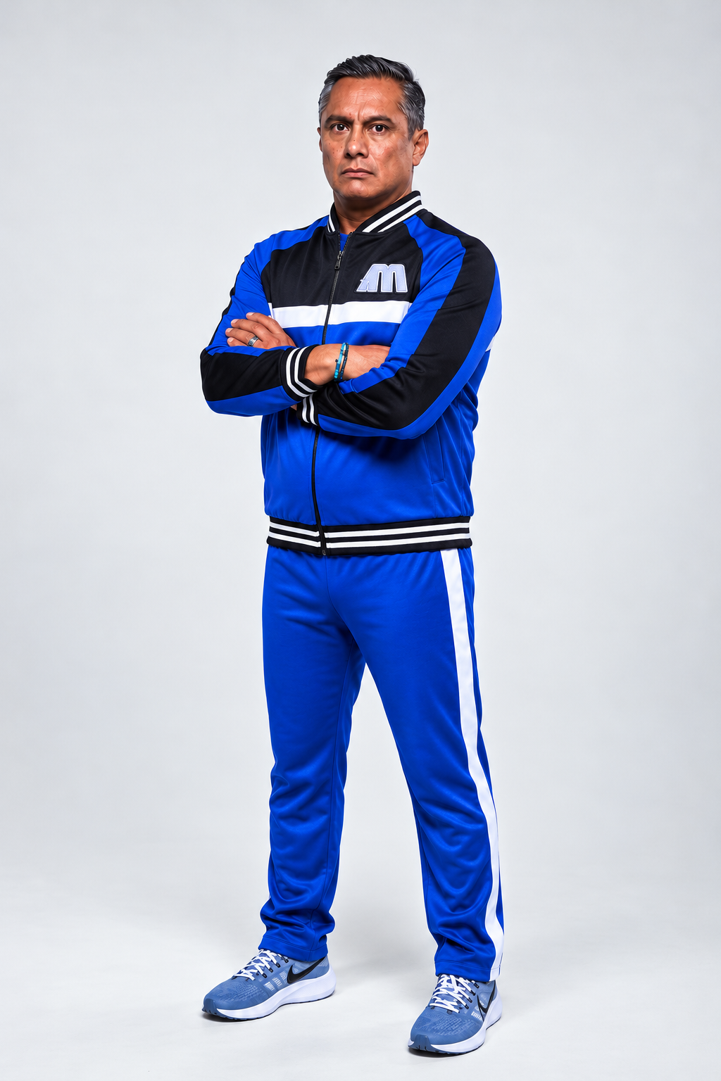 Retrato deportivo en azul intenso.png