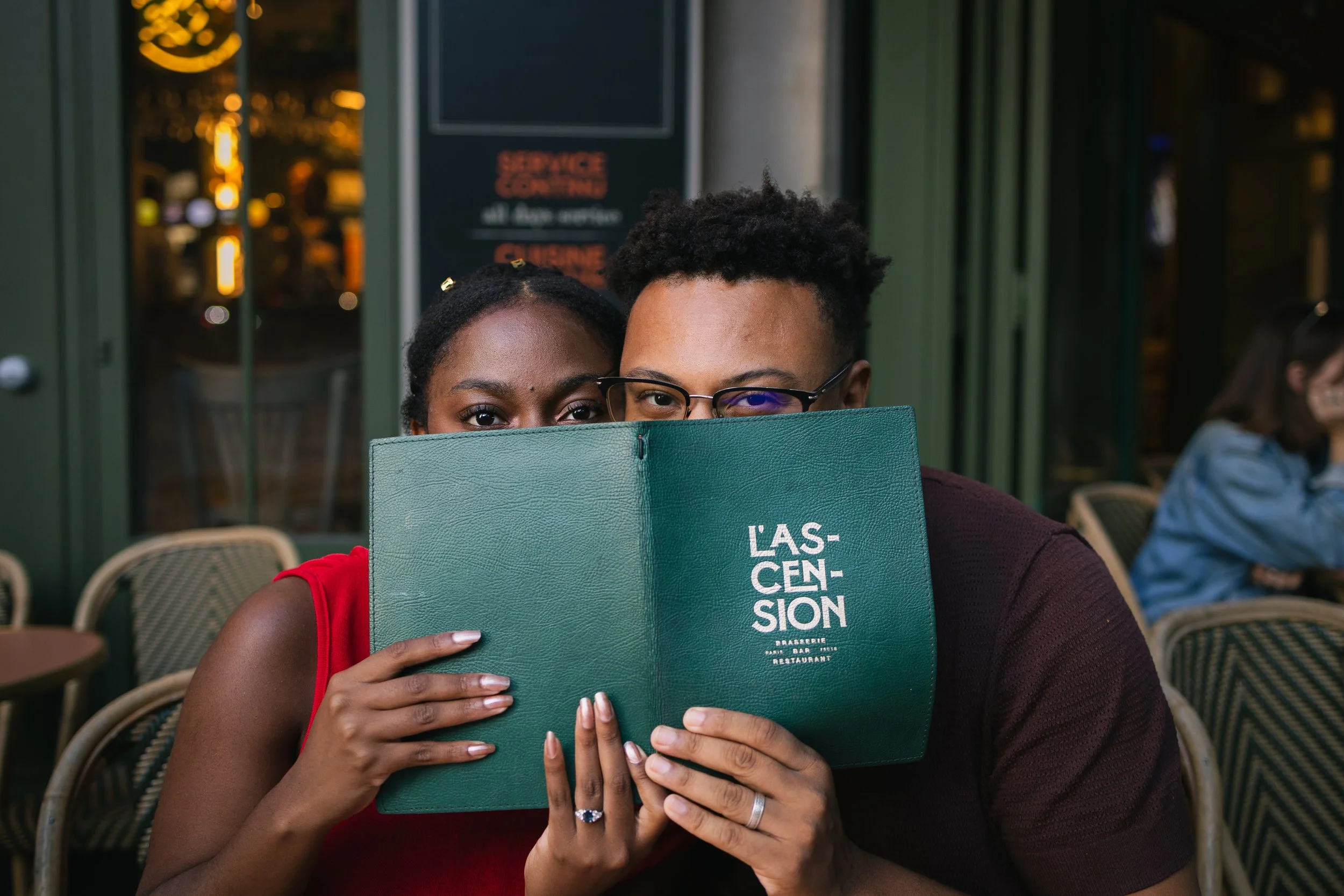 Engagement couples photoshoot in Paris on film and digital. Parisian bistro classic. Montmartre. Wedding photography, Europe, destination weddings. Summer film photos.