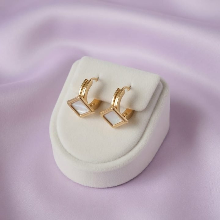 Gold-plated small hoop earrings with a square mother-of-pearl-look drop
