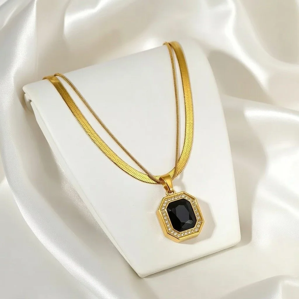 Nadia Necklace with black stoned pendent