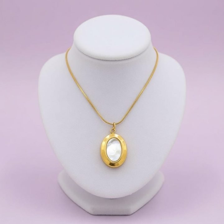 Gold-plated necklace with an oval mother-of-pearl-look pendant