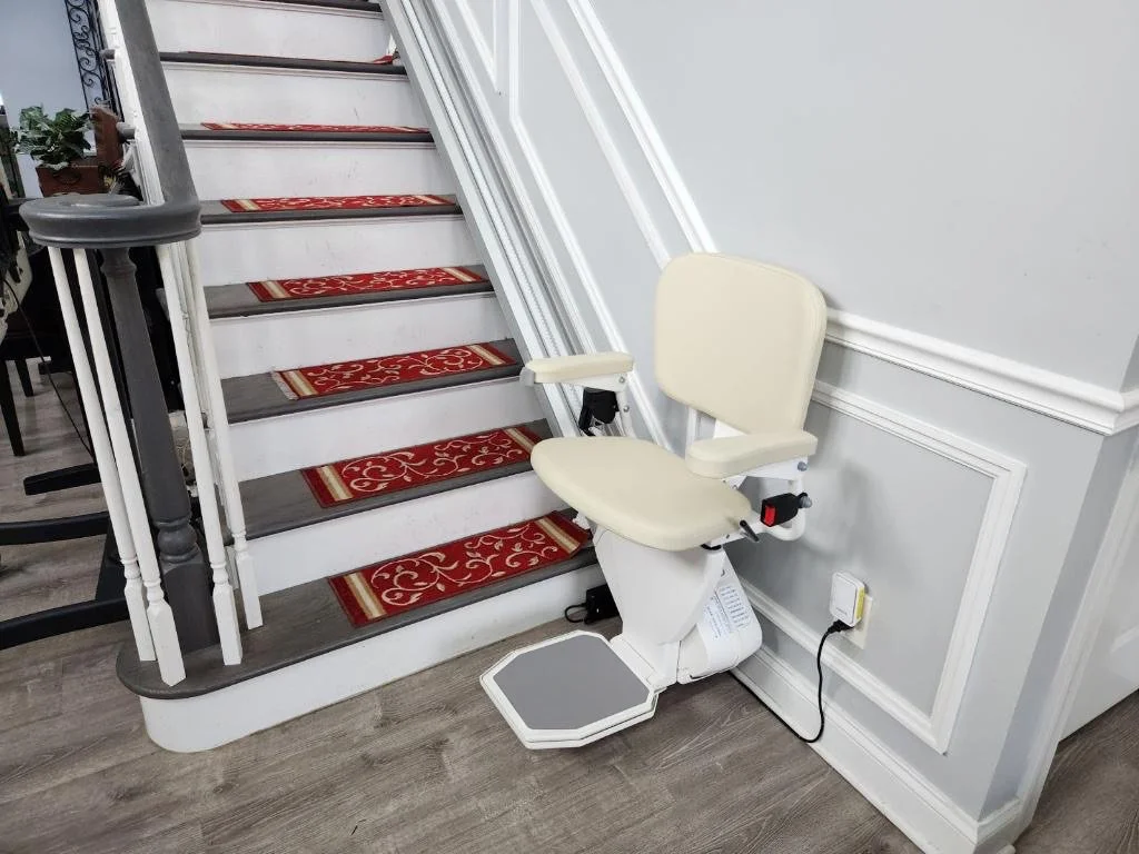 indoor-elderly-stairlift-with-landing-camarillo.jpg