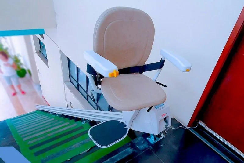 Outdoor stairlift at an apartment